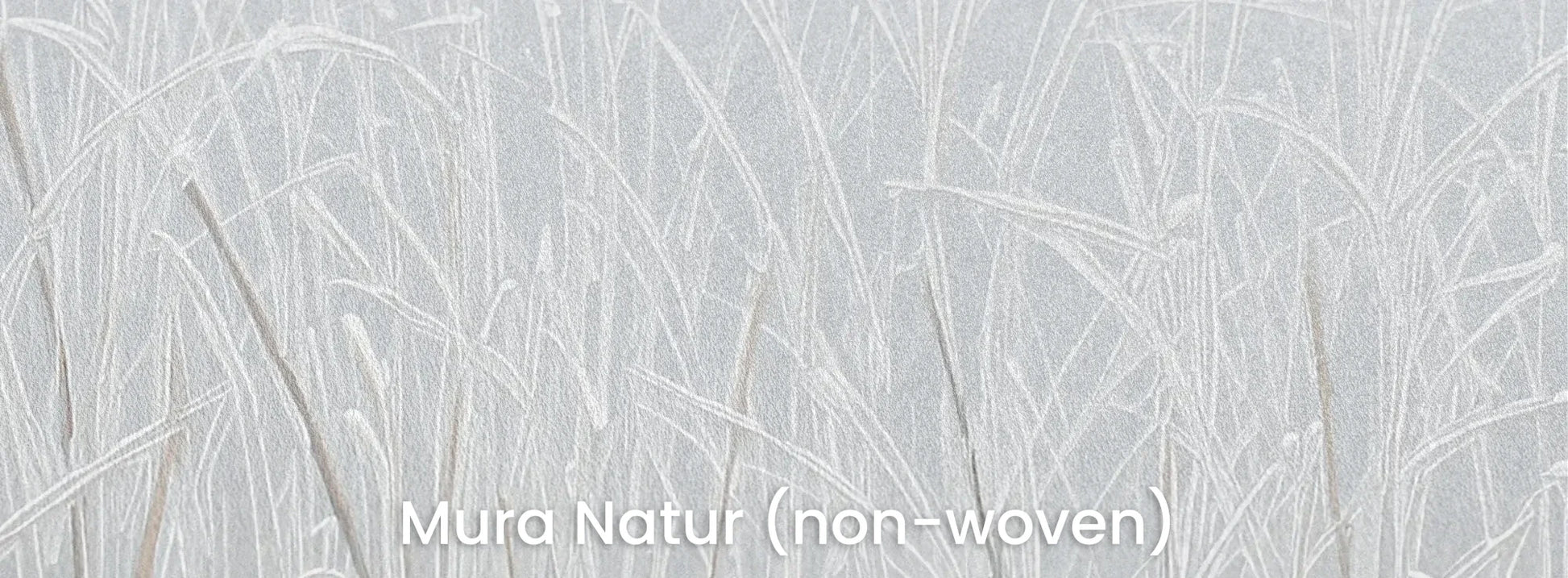 Zbliżenie na fototapetę FROSTBOUND SERENITY - tapeta z zimowymi trawami w szarej mgle na naturalnym podłożu ekologicznym.