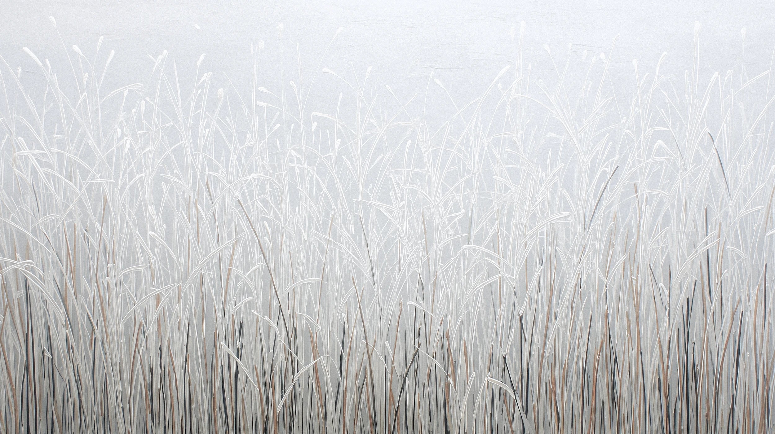 Mustervorschau: Prezentacja całego wzoru fototapety o nazwie FROSTBOUND SERENITY - tapeta z zimowymi trawami w szarej mgle