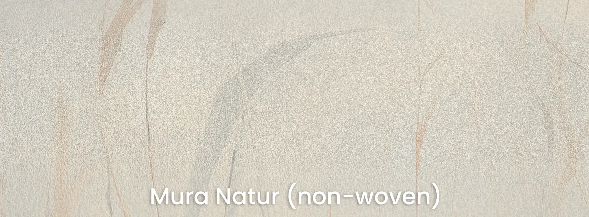 Zbliżenie na fototapetę EARTHEN WHISPERS - tapeta z mgielnymi trawami w szarej tonacji na naturalnym podłożu ekologicznym.