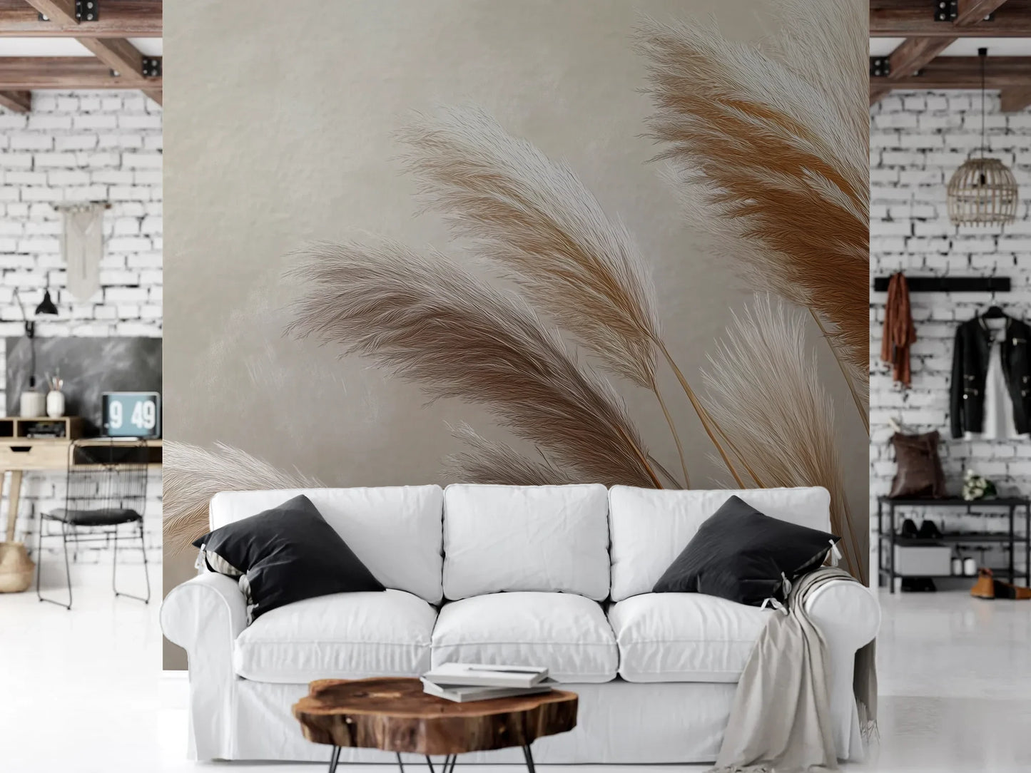 Wzór fototapety GENTLE PLUMES - tapeta z beżowymi źdźbłami trawy na jasnym tle pokazanej w aranżacji salonu.