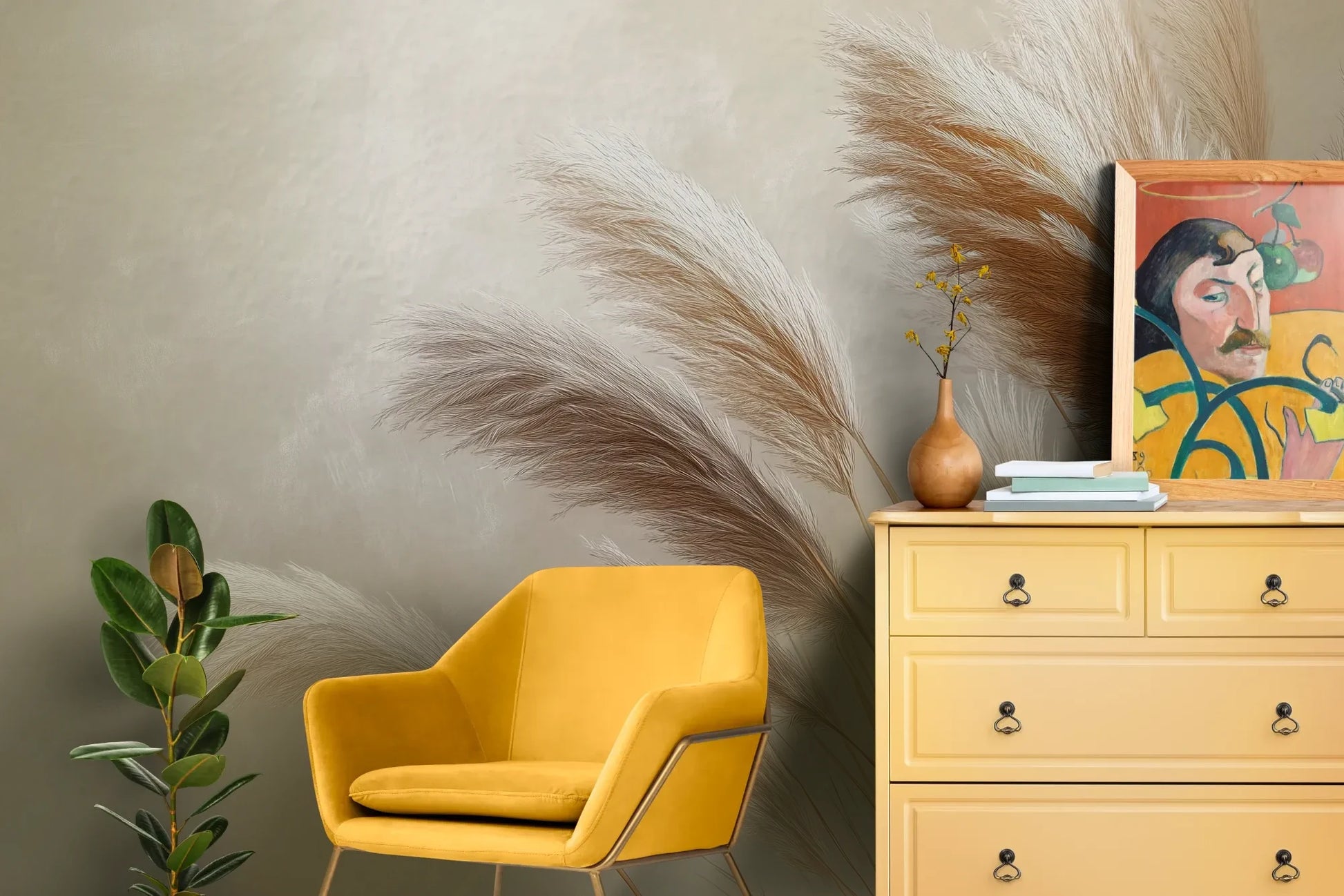 Wzór fototapety GENTLE PLUMES - tapeta z beżowymi źdźbłami trawy na jasnym tle pokazanej w aranżacji salonu.