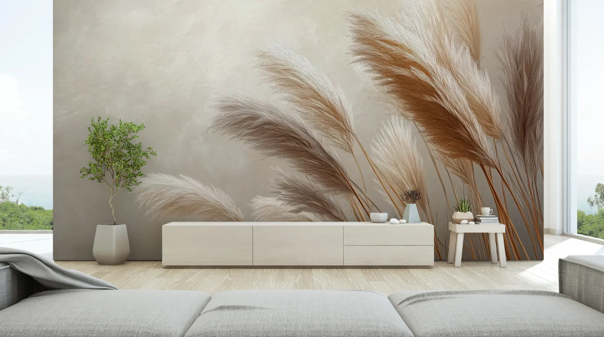 Wzór fototapety GENTLE PLUMES - tapeta z beżowymi źdźbłami trawy na jasnym tle pokazanej w aranżacji salonu.