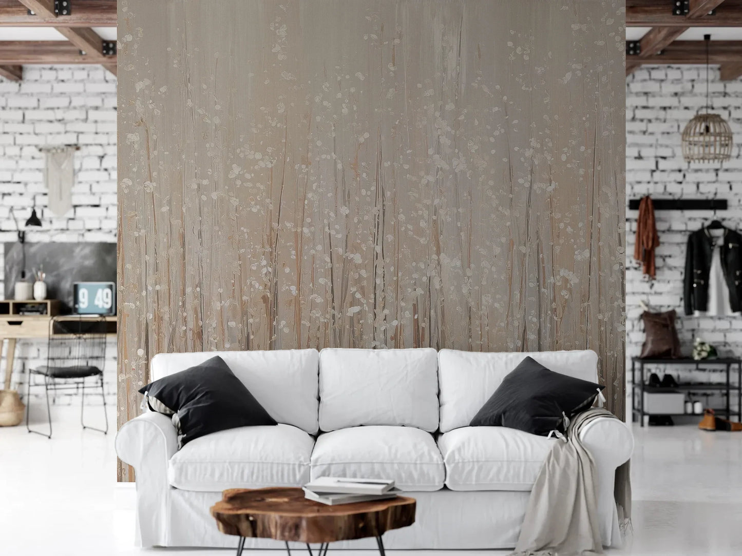 Wzór fototapety GOLDEN WHISPERS - tapeta z delikatnymi źdźbłami traw w beżowej tonacji pokazanej w aranżacji salonu.