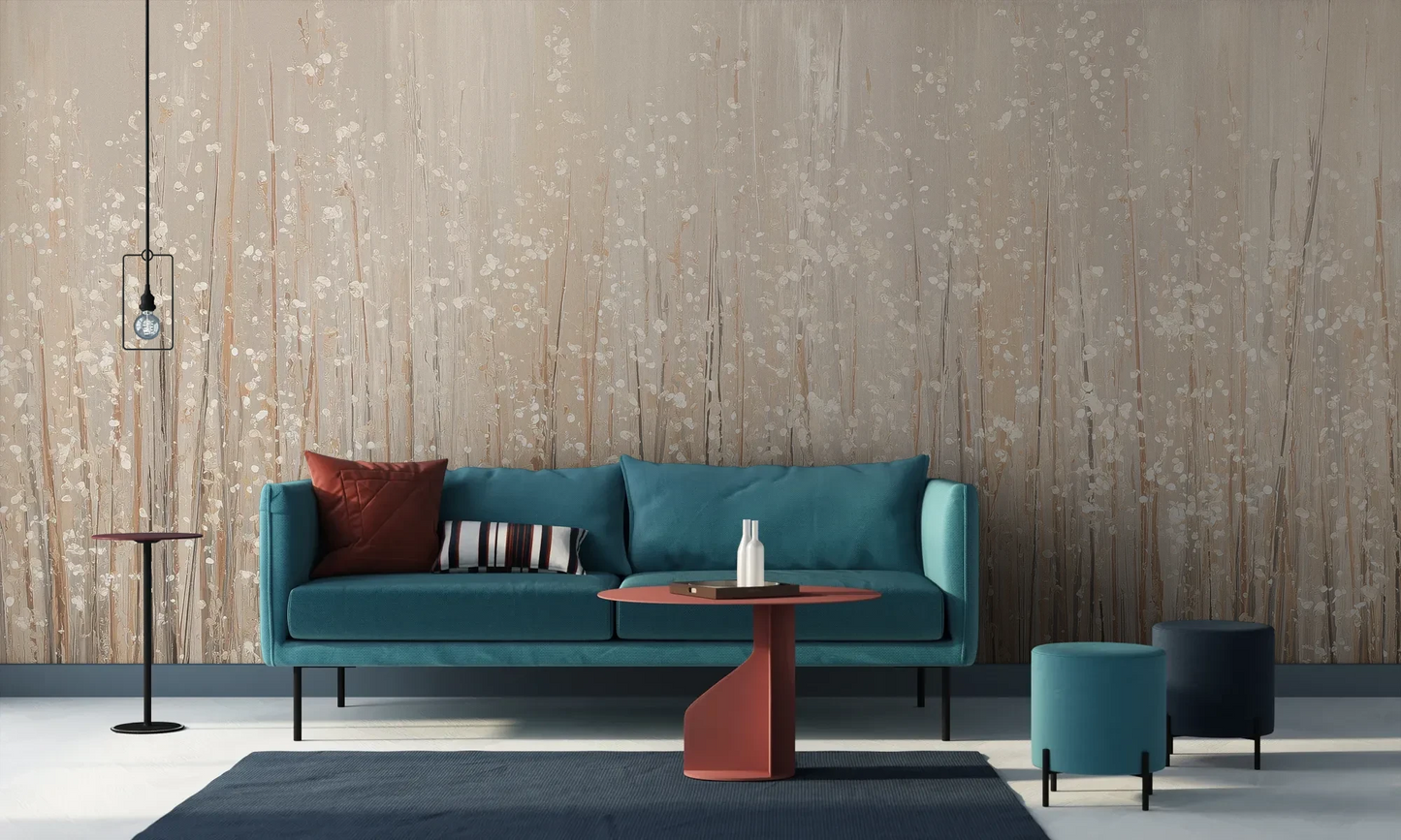 Wzór fototapety GOLDEN WHISPERS - tapeta z delikatnymi źdźbłami traw w beżowej tonacji pokazanej w aranżacji salonu.