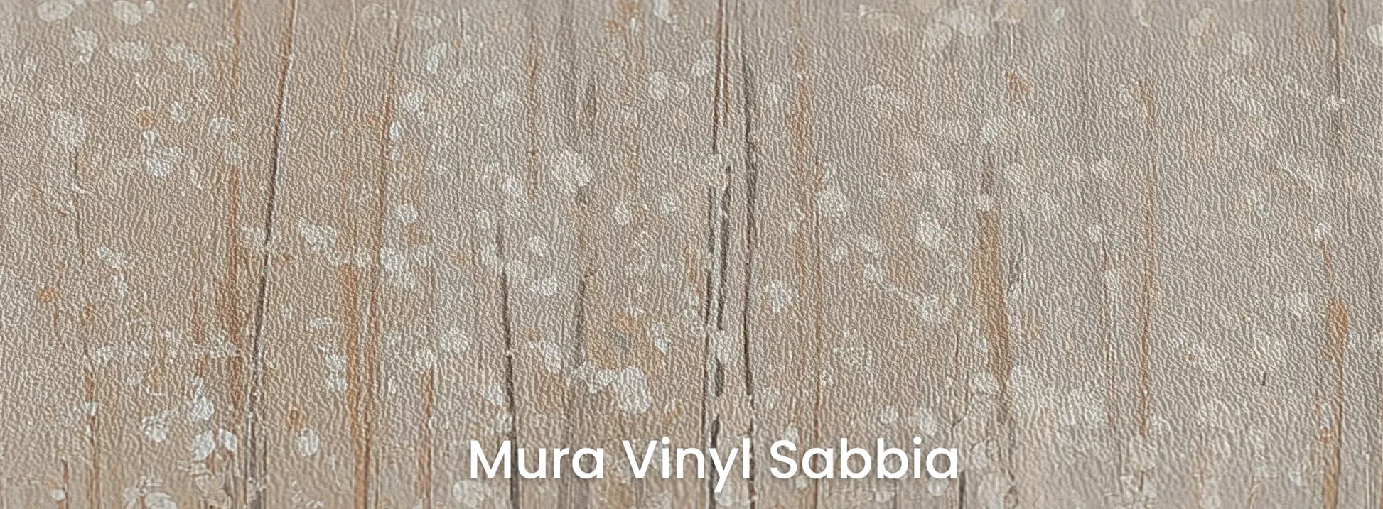 Zbliżenie na fototapetę GOLDEN WHISPERS - tapeta z delikatnymi źdźbłami traw w beżowej tonacji na podłożu o strukturze ziarna piasku.