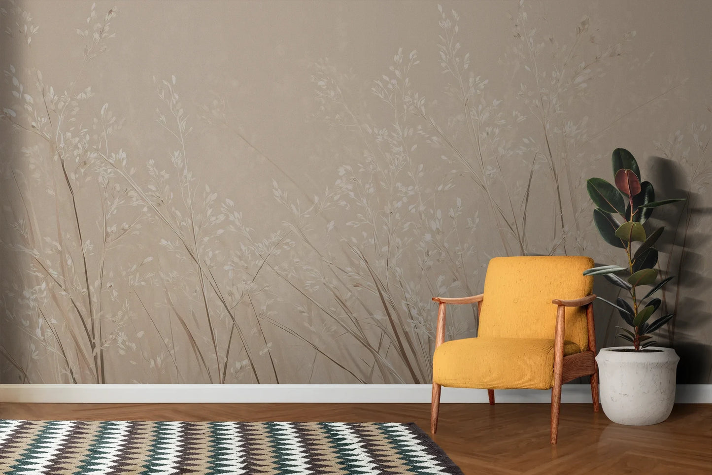 Wzór fototapety DUSTY ROMANCE - tapeta z delikatnymi trawami na beżowym tle pokazanej w aranżacji salonu.