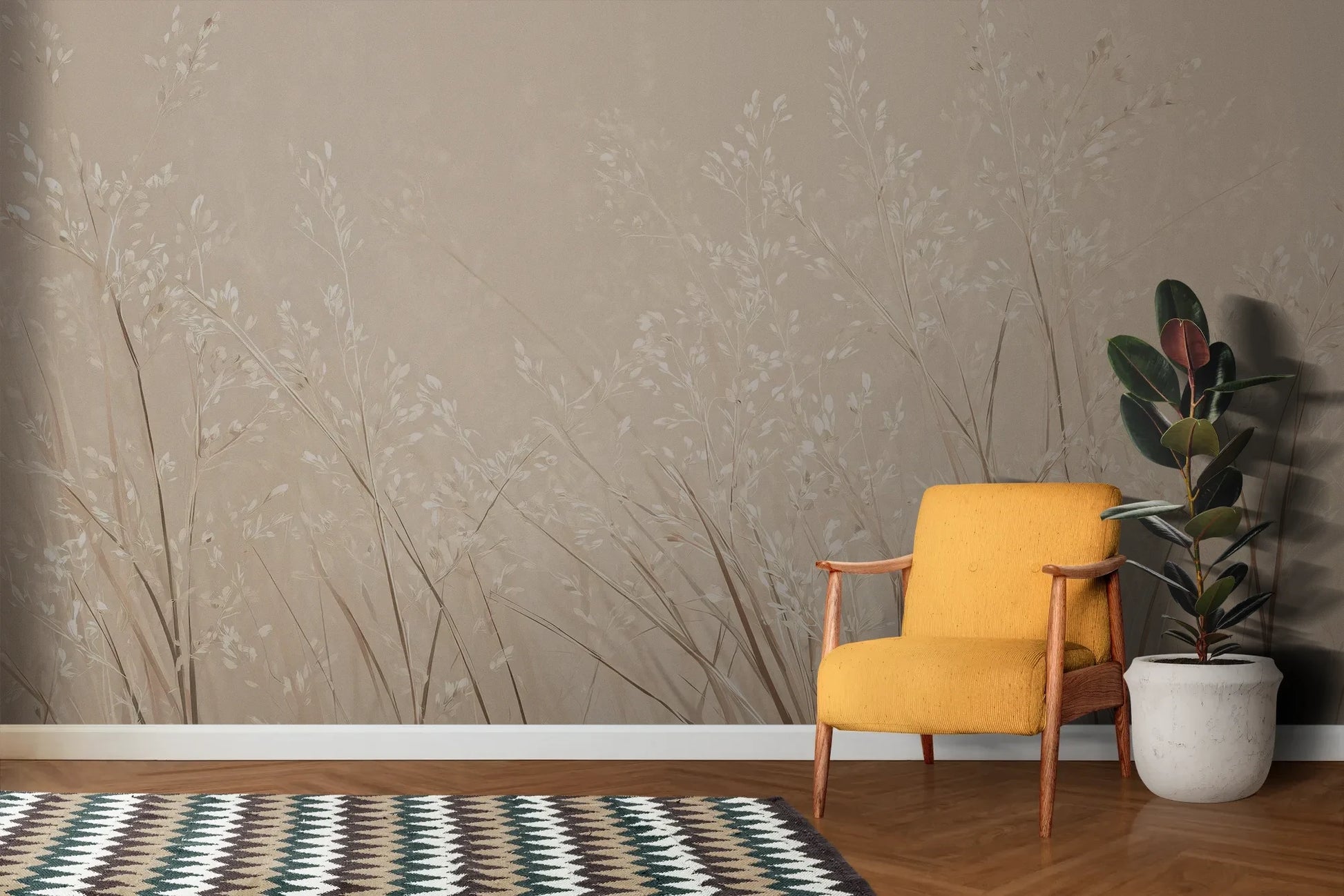 Wzór fototapety DUSTY ROMANCE - tapeta z delikatnymi trawami na beżowym tle pokazanej w aranżacji salonu.