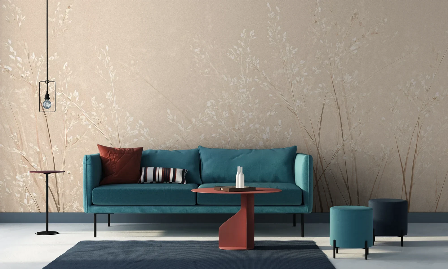 Wzór fototapety DUSTY ROMANCE - tapeta z delikatnymi trawami na beżowym tle pokazanej w aranżacji salonu.