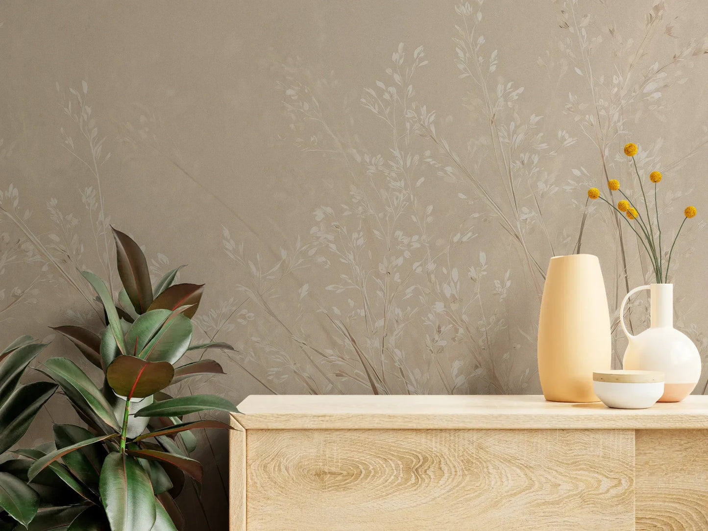 Fototapeta DUSTY ROMANCE - tapeta z delikatnymi trawami na beżowym tle pokazana w aranżacji wnętrza z akcentem na ścianie.