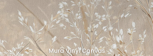 Zbliżenie na fototapetę PEARL FEATHERS - tapeta z delikatnymi trawami w kremowej poświacie na podłożu o fakturze płótna.