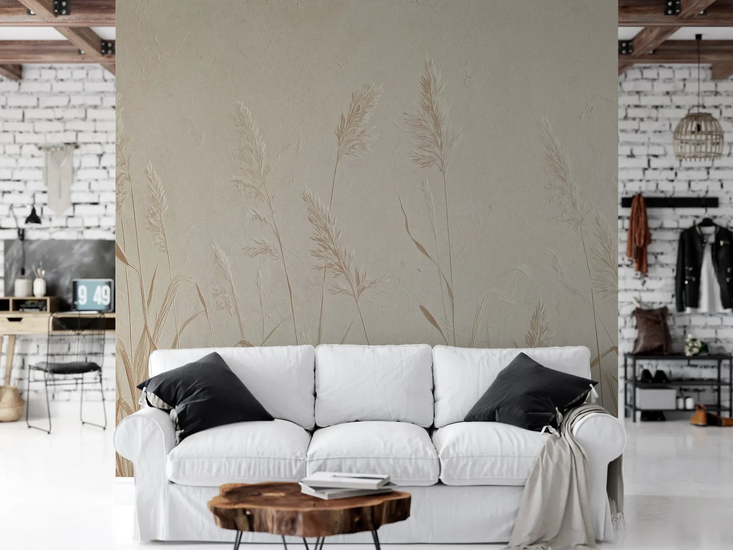 Wzór fototapety NATURE'S LULLABY - tapeta z delikatnymi źdźbłami traw w beżowej tonacji pokazanej w aranżacji salonu.
