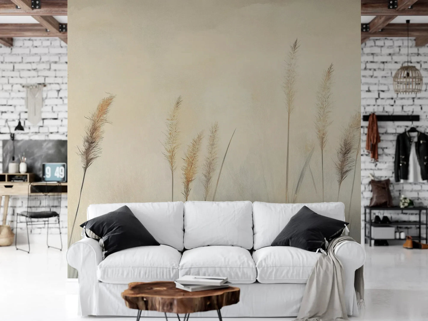 Wzór fototapety DELICATE MEMORIES - tapeta z mglistymi trawami o świcie pokazanej w aranżacji salonu.