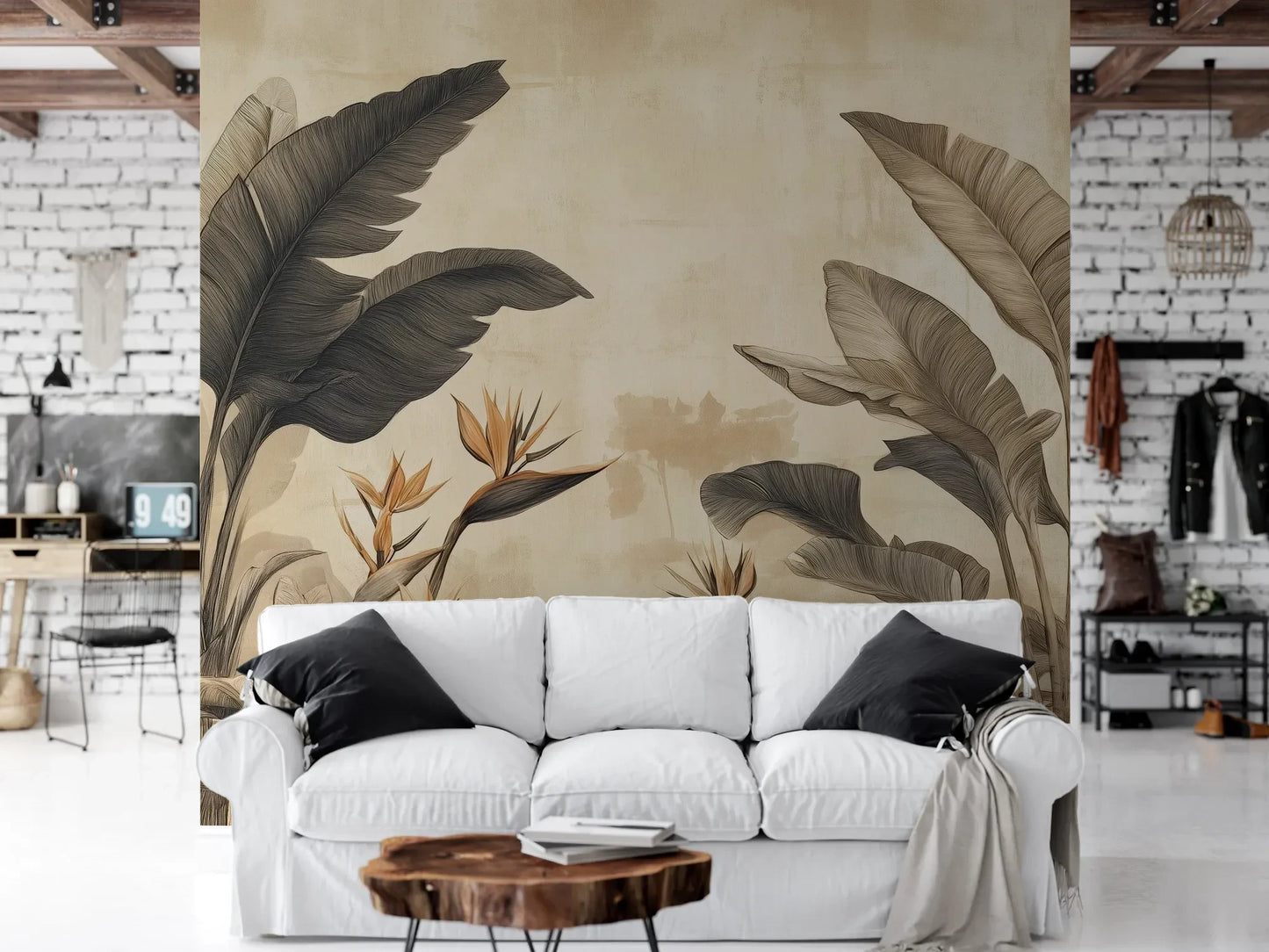 Wzór fototapety SANDY BREEZE - tapeta z tropikalną roślinnością w sepii pokazanej w aranżacji salonu.
