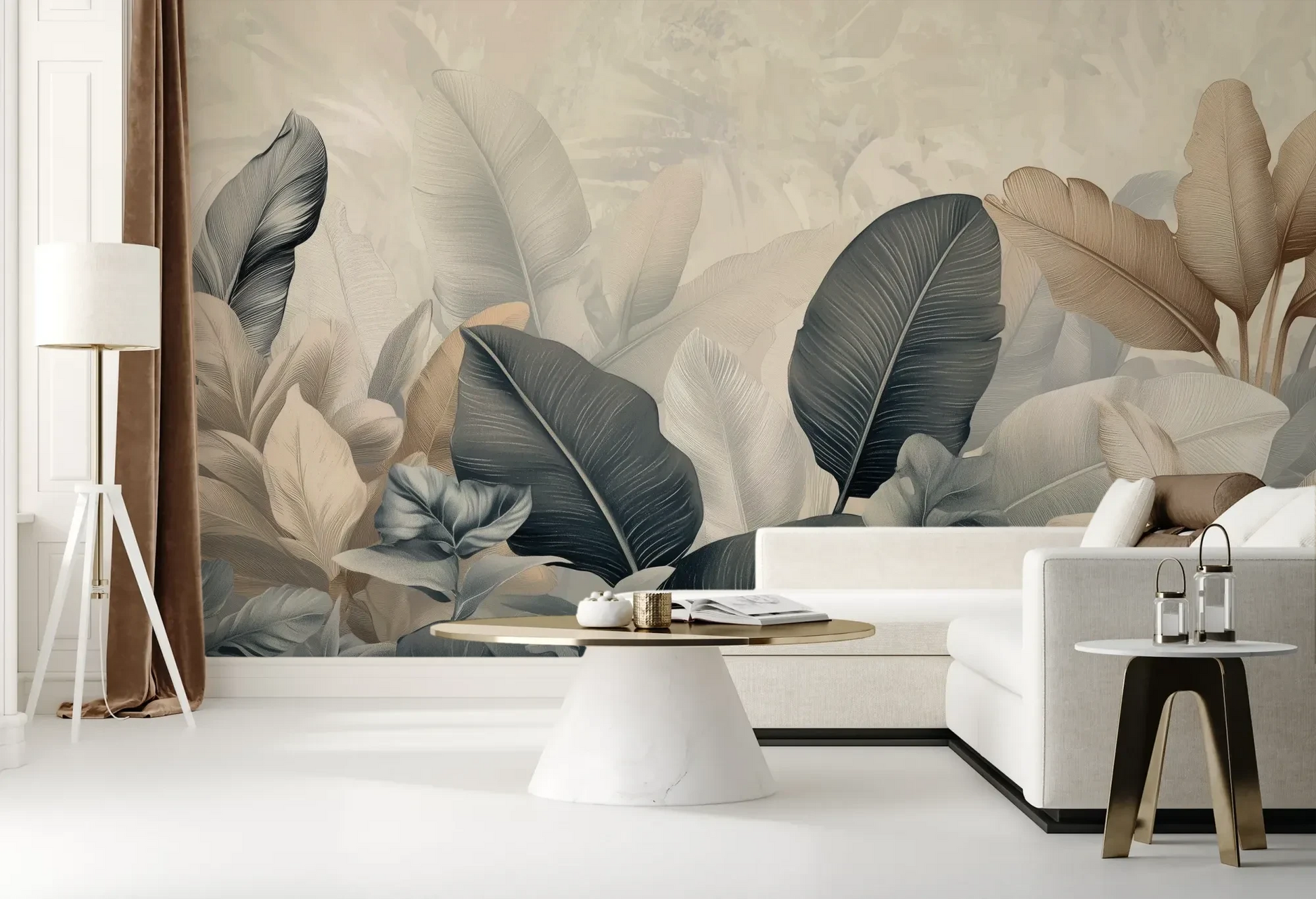 Wzór fototapety FEATHER SYMPHONY - tapeta z tropikalnymi liśćmi w stonowanych szarościach pokazanej w aranżacji salonu.