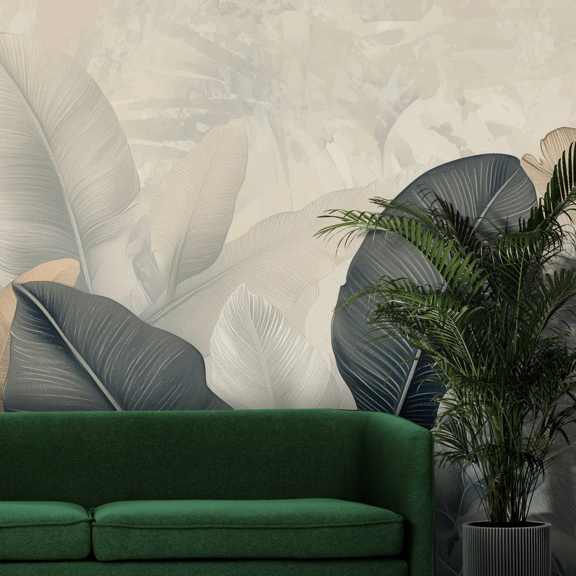 Fototapeta FEATHER SYMPHONY - tapeta z tropikalnymi liśćmi w stonowanych szarościach pokazana w aranżacji wnętrza z akcentem na ścianie.