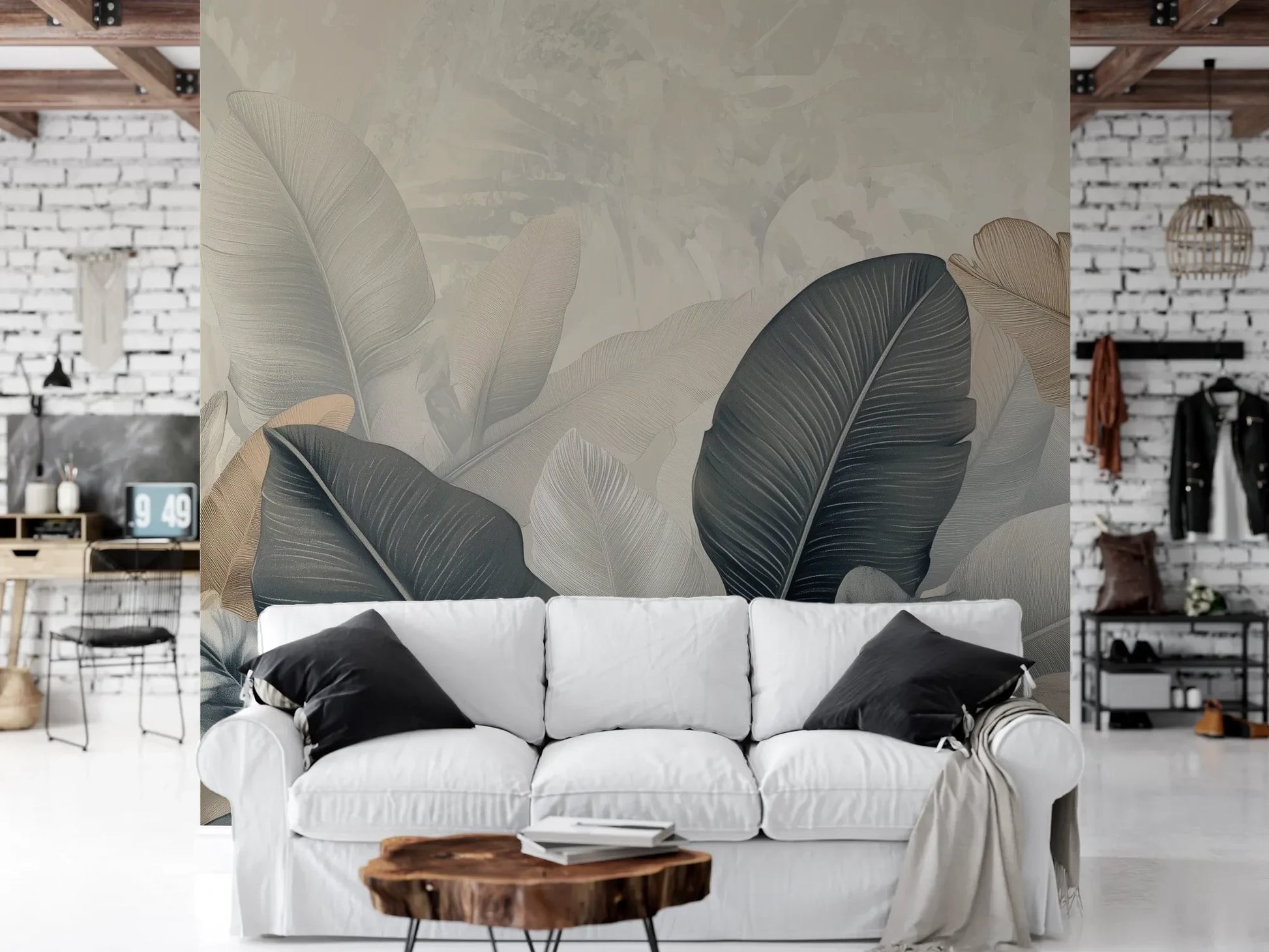 Wzór fototapety FEATHER SYMPHONY - tapeta z tropikalnymi liśćmi w stonowanych szarościach pokazanej w aranżacji salonu.