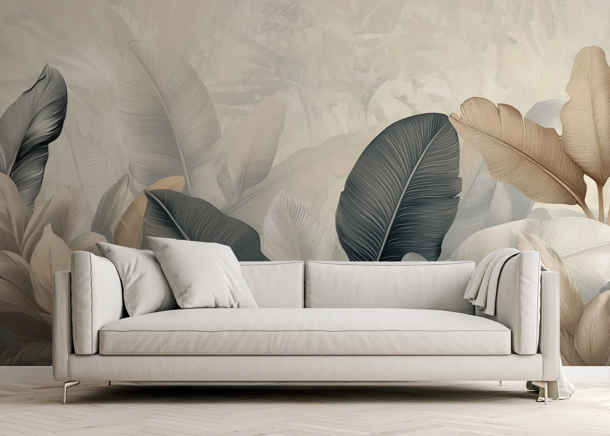 Wzór fototapety FEATHER SYMPHONY - tapeta z tropikalnymi liśćmi w stonowanych szarościach pokazanej w aranżacji salonu.