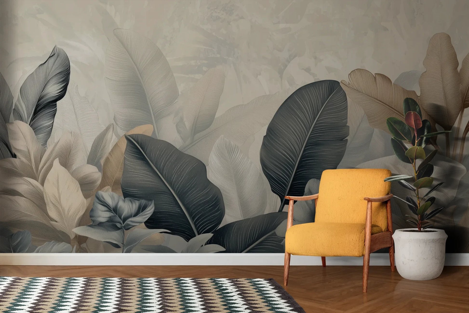 Wzór fototapety FEATHER SYMPHONY - tapeta z tropikalnymi liśćmi w stonowanych szarościach pokazanej w aranżacji salonu.