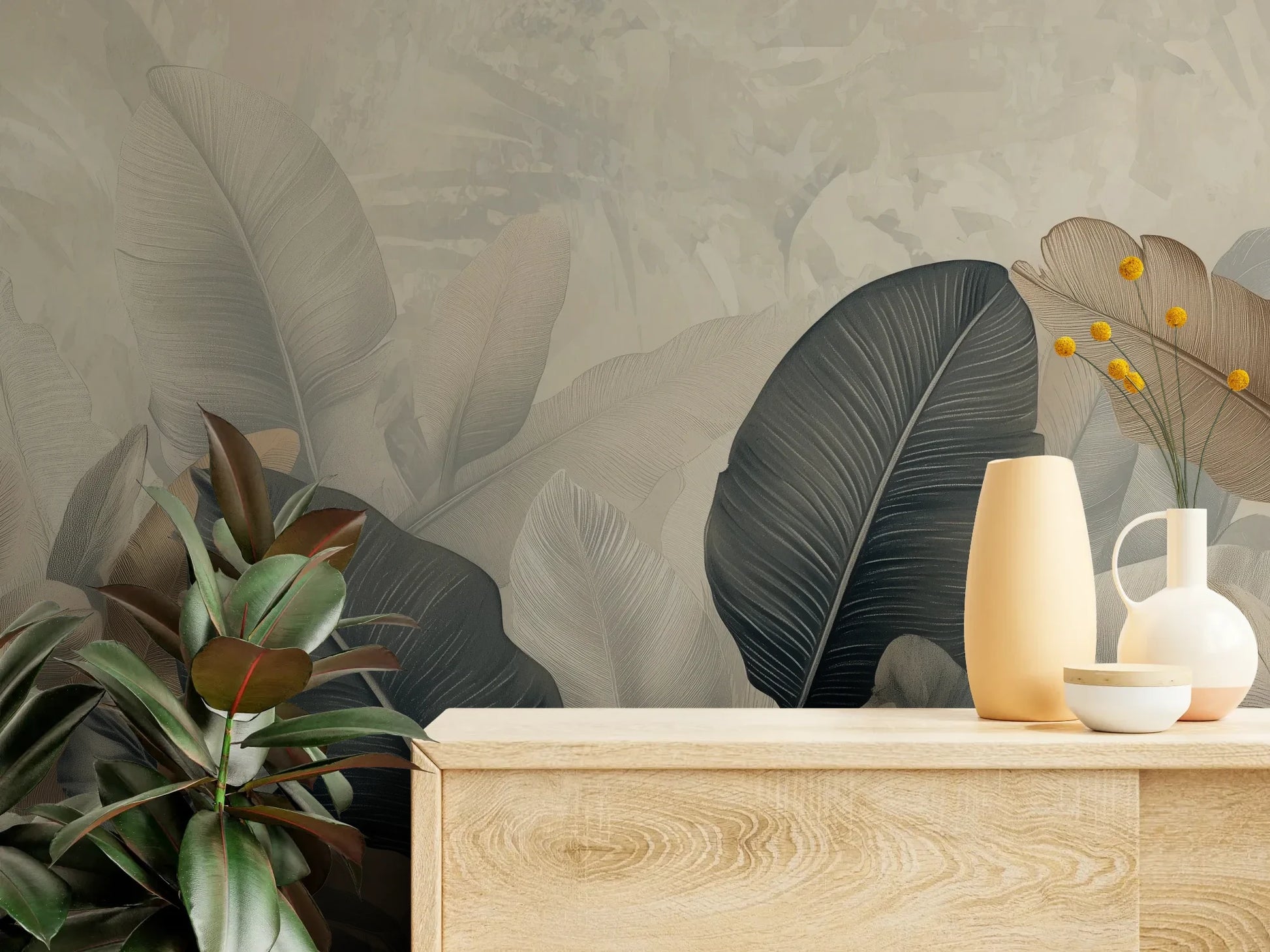 Fototapeta FEATHER SYMPHONY - tapeta z tropikalnymi liśćmi w stonowanych szarościach pokazana w aranżacji wnętrza z akcentem na ścianie.