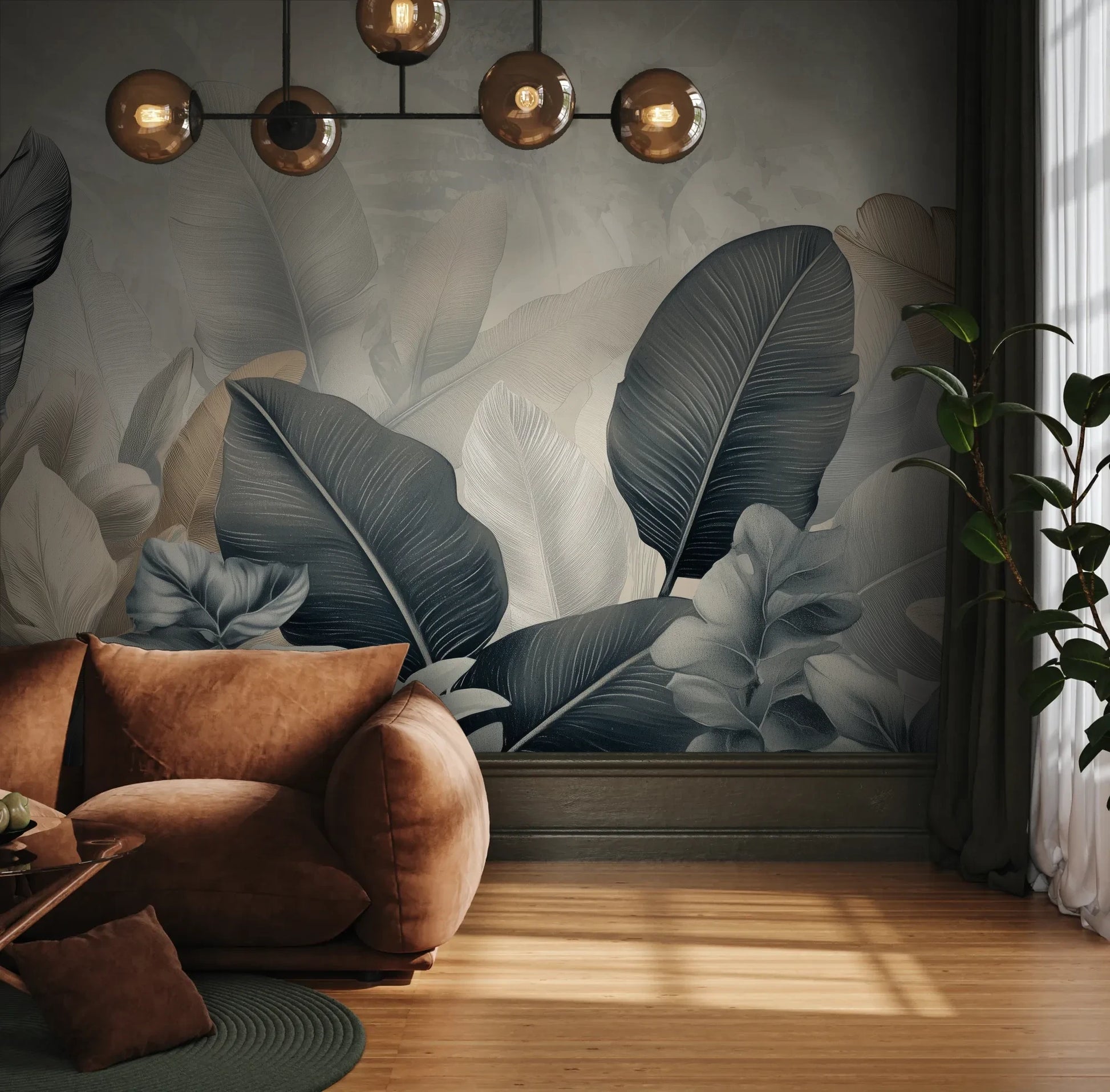Fototapeta FEATHER SYMPHONY - tapeta z tropikalnymi liśćmi w stonowanych szarościach pokazana w aranżacji wnętrza z akcentem na ścianie.