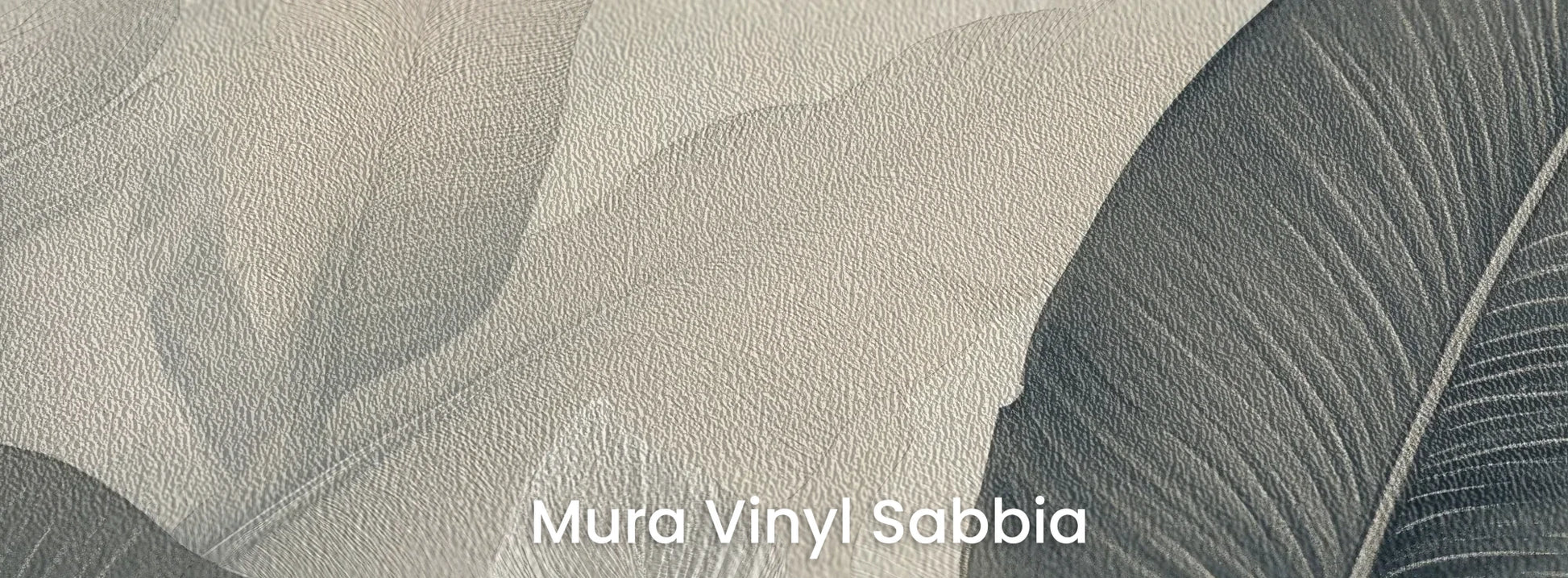 Zbliżenie na fototapetę FEATHER SYMPHONY - tapeta z tropikalnymi liśćmi w stonowanych szarościach na podłożu o strukturze ziarna piasku.