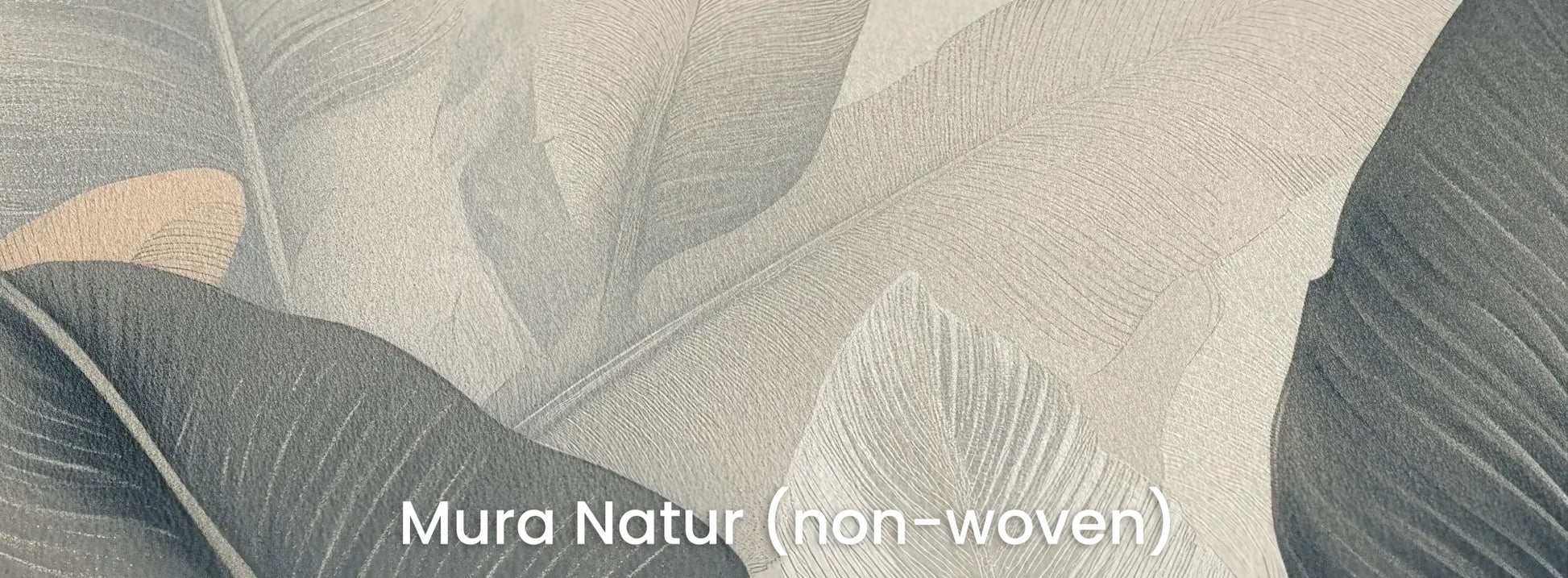 Zbliżenie na fototapetę FEATHER SYMPHONY - tapeta z tropikalnymi liśćmi w stonowanych szarościach na naturalnym podłożu ekologicznym.