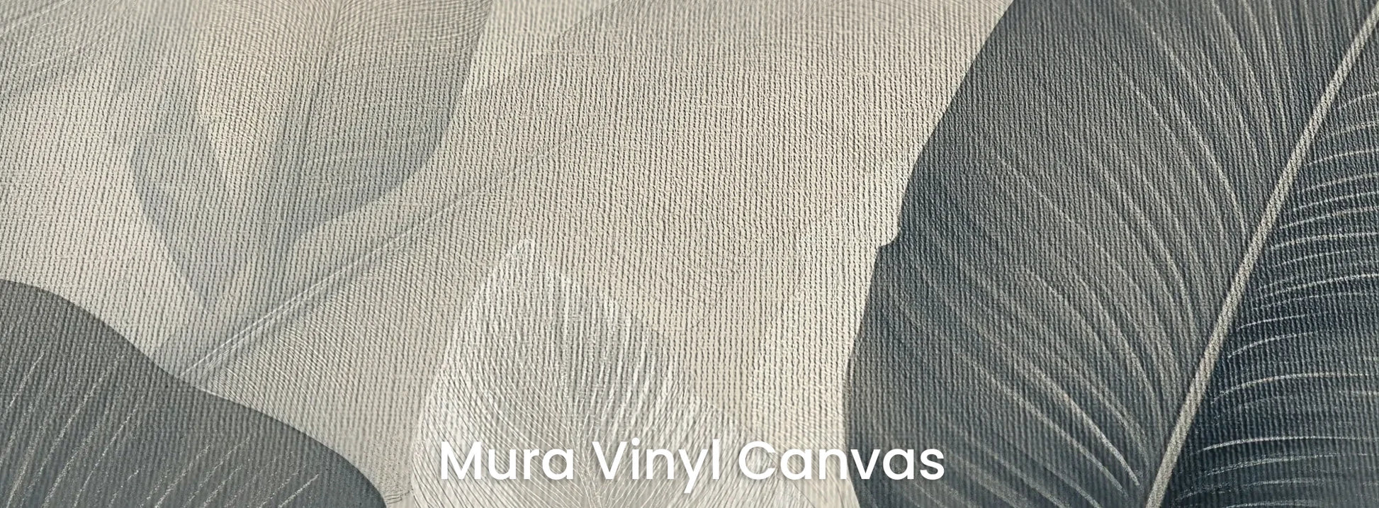 Zbliżenie na fototapetę FEATHER SYMPHONY - tapeta z tropikalnymi liśćmi w stonowanych szarościach na podłożu o fakturze płótna.