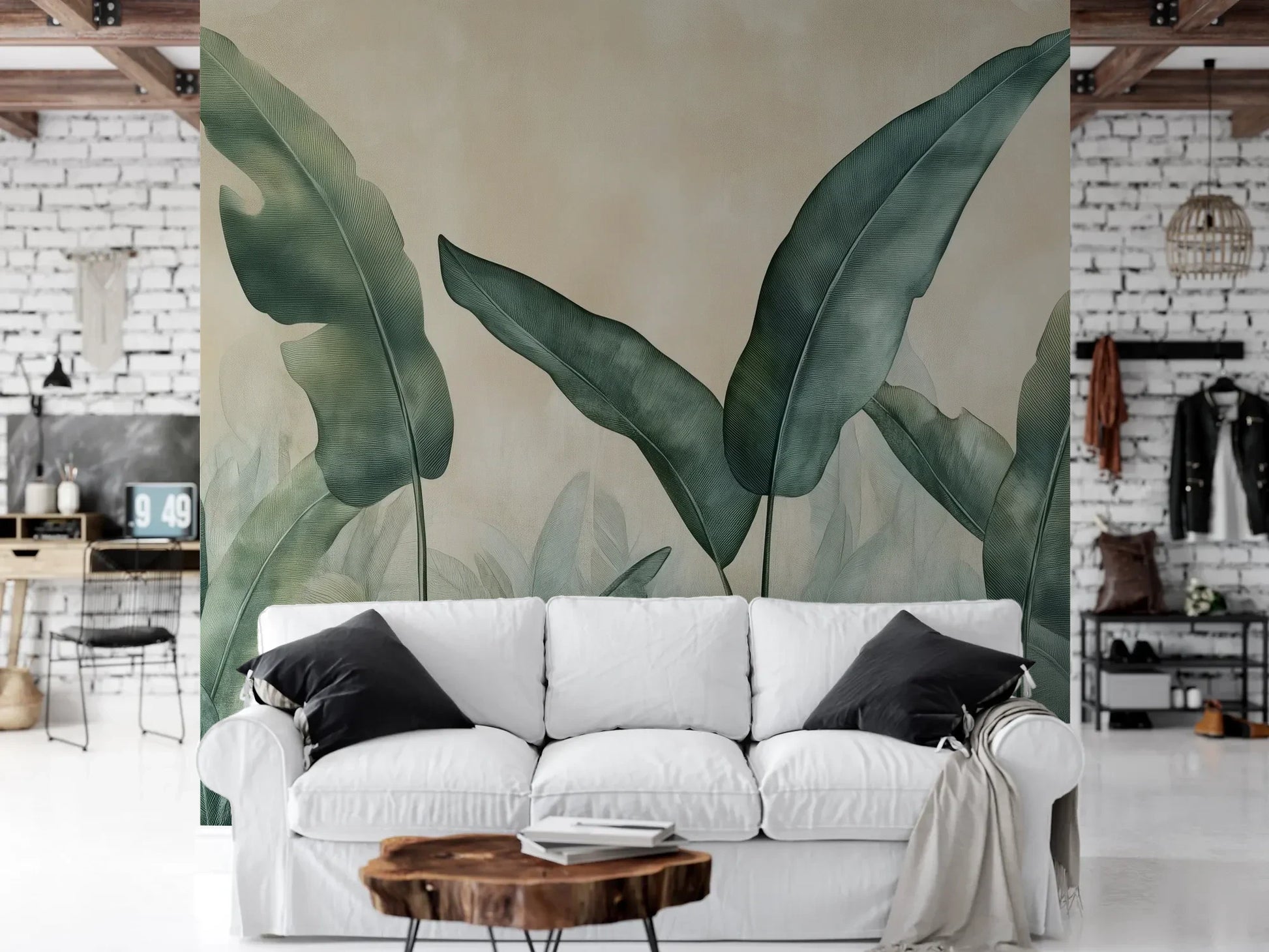 Wzór fototapety EMERALD WHISPERS - tapeta z tropikalnymi liśćmi w odcieniach zieleni pokazanej w aranżacji salonu.