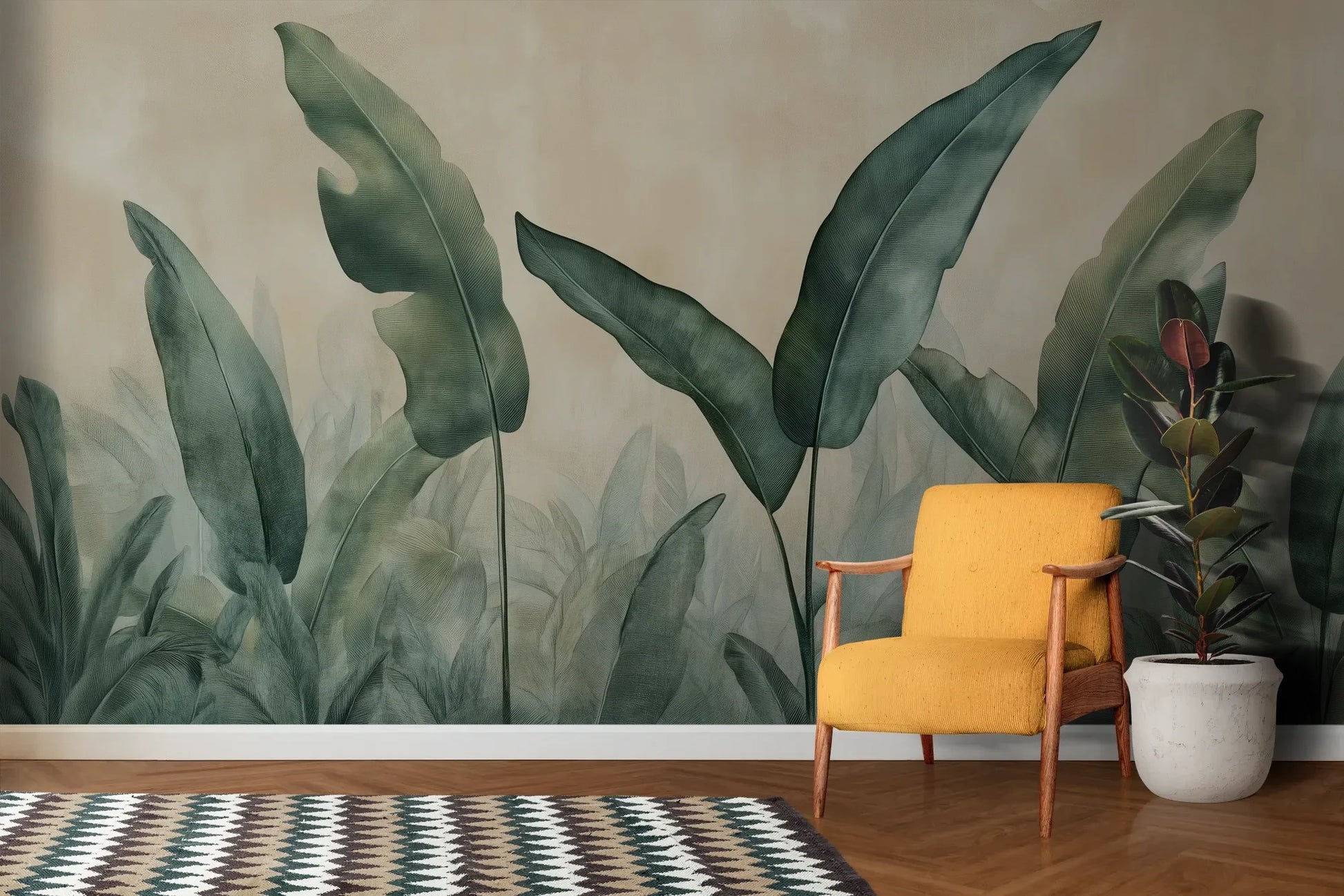 Wzór fototapety EMERALD WHISPERS - tapeta z tropikalnymi liśćmi w odcieniach zieleni pokazanej w aranżacji salonu.