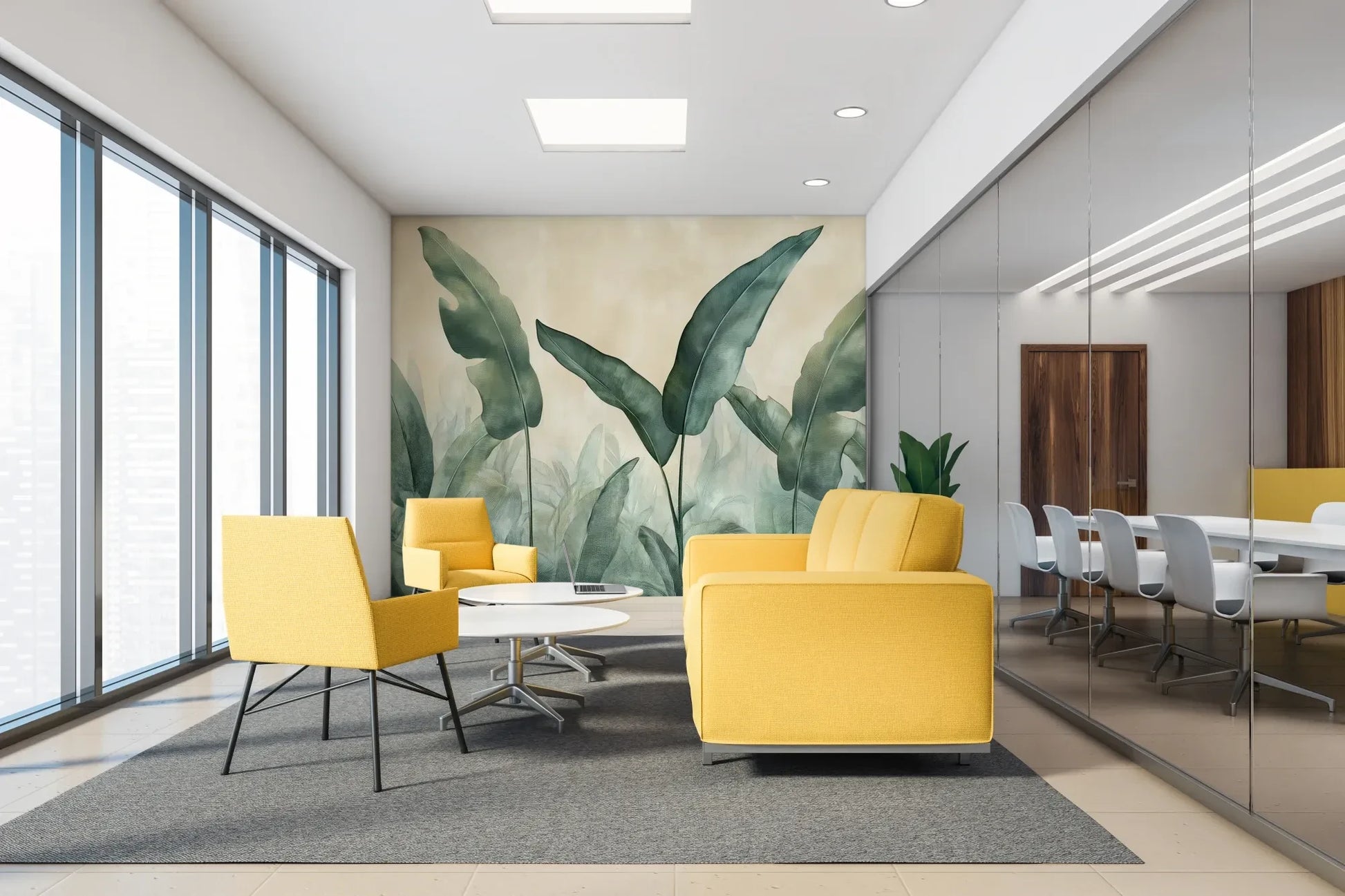 Fototapeta EMERALD WHISPERS - tapeta z tropikalnymi liśćmi w odcieniach zieleni w aranżacji wnętrza.