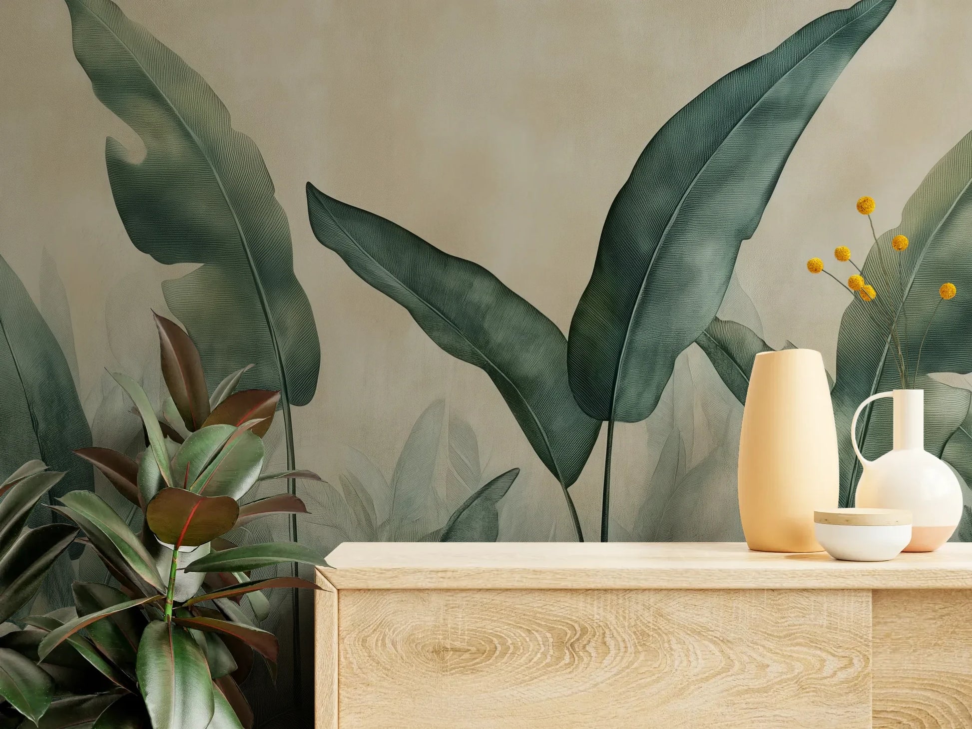 Fototapeta EMERALD WHISPERS - tapeta z tropikalnymi liśćmi w odcieniach zieleni pokazana w aranżacji wnętrza z akcentem na ścianie.