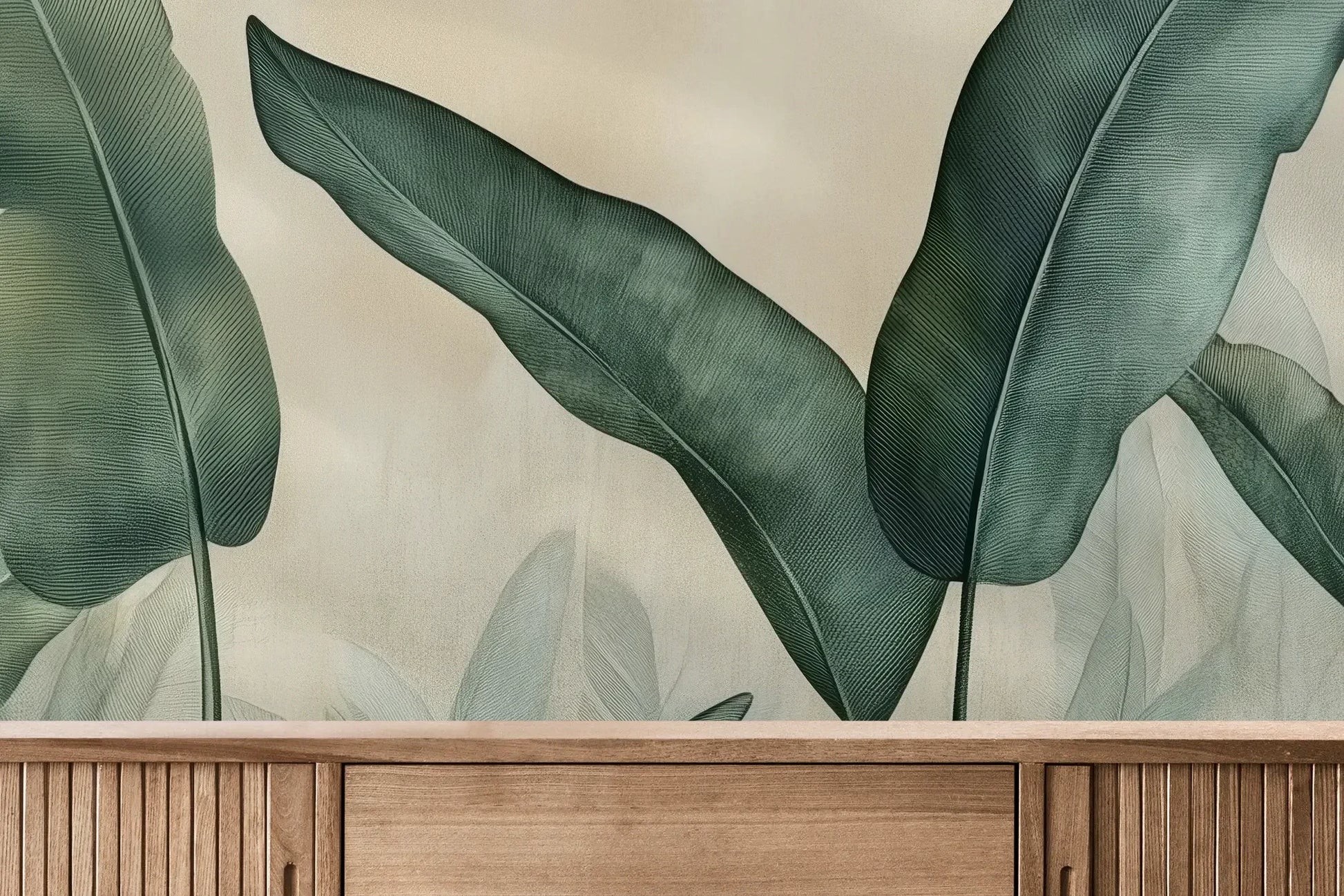 Fototapeta EMERALD WHISPERS - tapeta z tropikalnymi liśćmi w odcieniach zieleni pokazana w aranżacji wnętrza z akcentem na ścianie.