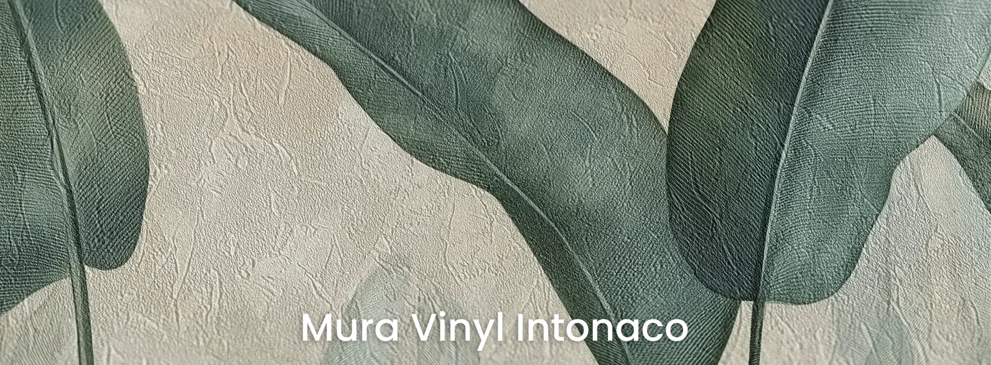 Zbliżenie na fototapetę EMERALD WHISPERS - tapeta z tropikalnymi liśćmi w odcieniach zieleni na podłożu o strukturze tartego tynku.