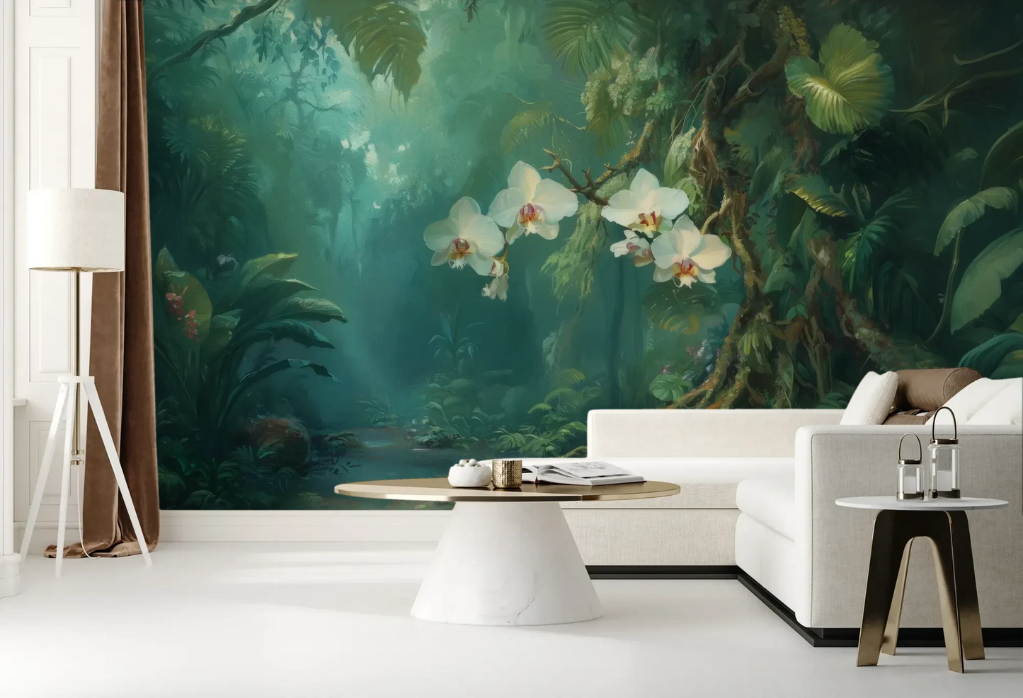 Wzór fototapety ORCHID RAINFOREST - tapeta z mistyczną dżunglą i kwitnącymi orchideami pokazanej w aranżacji salonu.