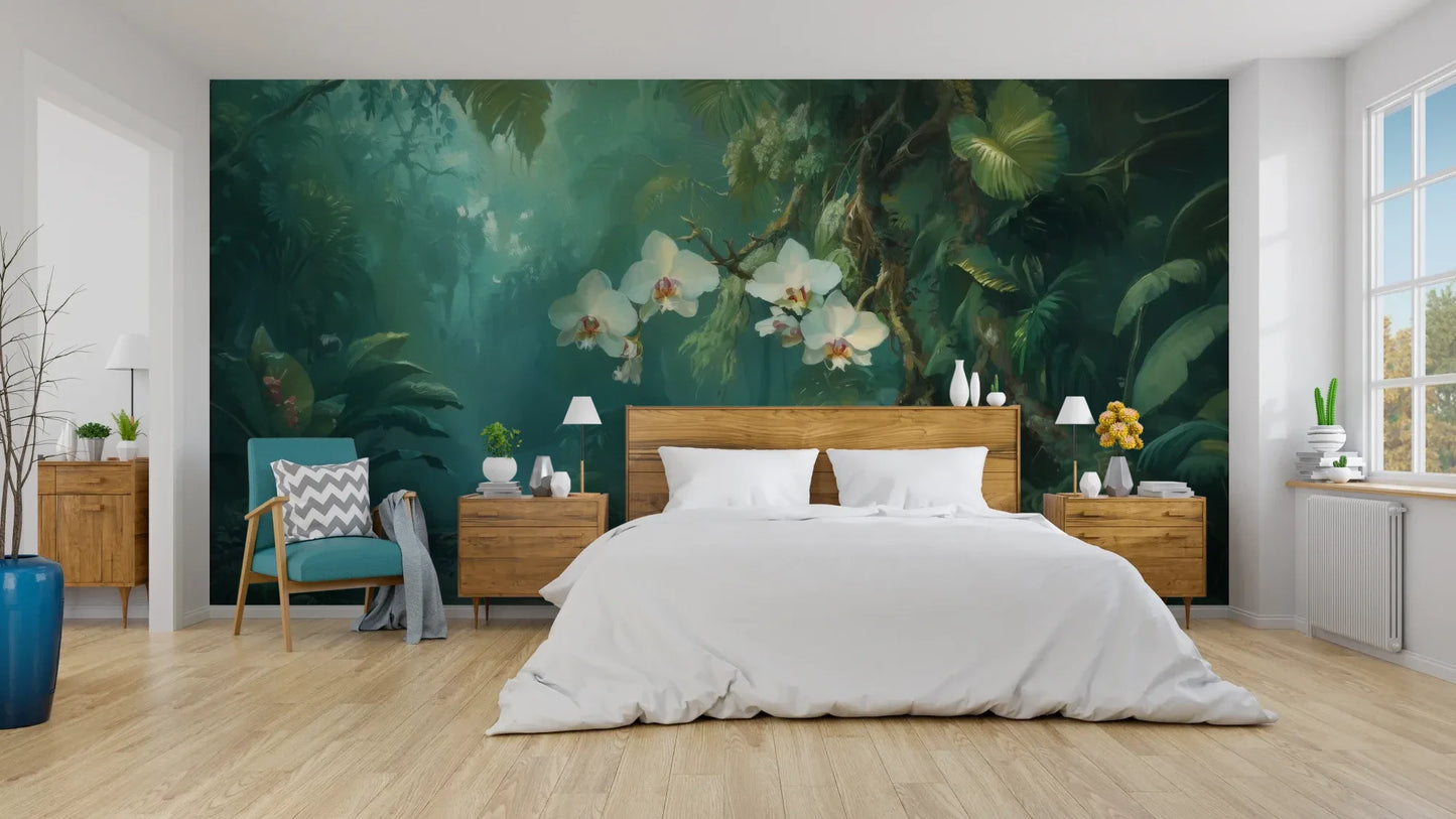 Wzór fototapety ORCHID RAINFOREST - tapeta z mistyczną dżunglą i kwitnącymi orchideami pokazanej w aranżacji sypialni.