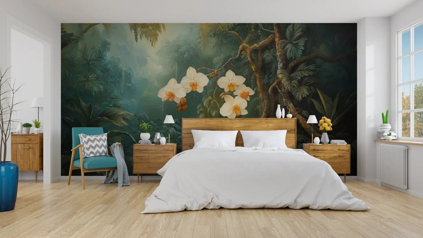 Wzór fototapety ORCHID LUMINANCE - tapeta z tropikalnymi kwiatami w mistycznym lesie pokazanej w aranżacji sypialni.