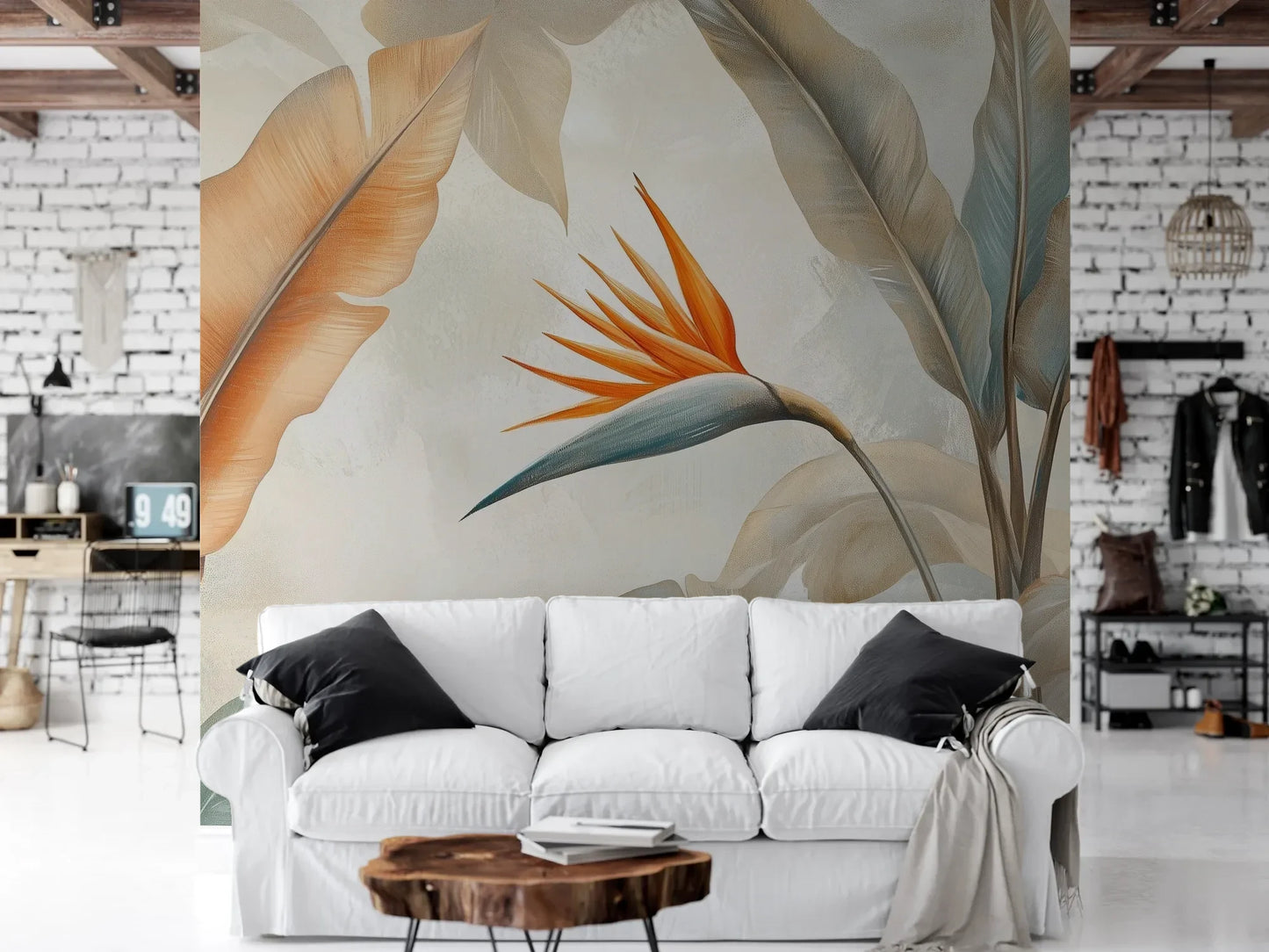 Wzór fototapety PARADISE WINGS - tapeta z tropikalnymi liśćmi i rajskim kwiatem pokazanej w aranżacji salonu.