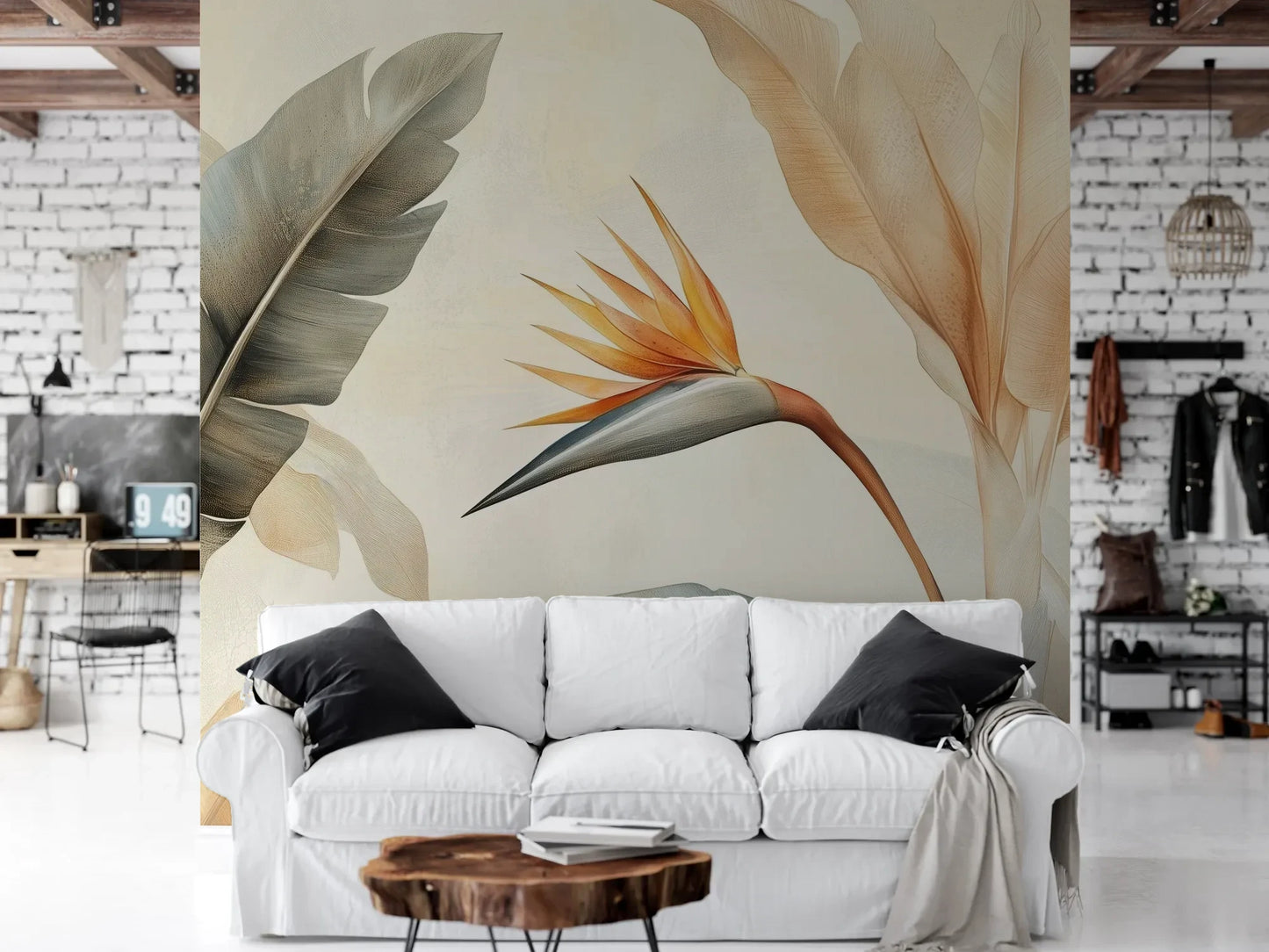 Wzór fototapety PARADISE BIRD - tapeta z rajskim kwiatem strelicji pokazanej w aranżacji salonu.