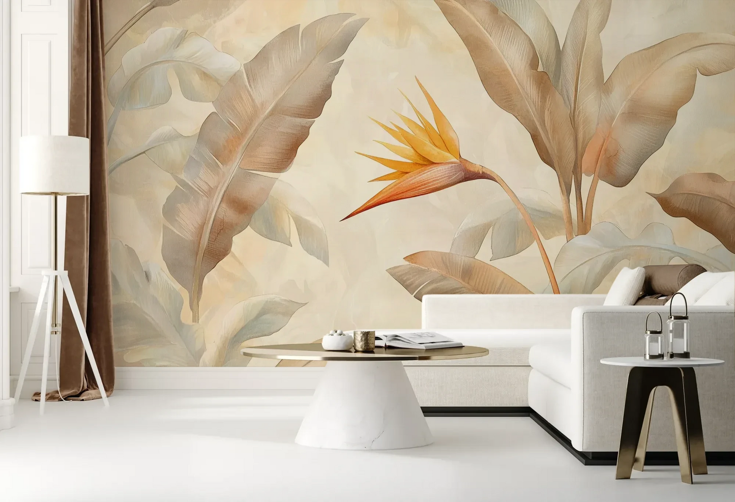Wzór fototapety GOLDEN STRELITZIA - tapeta z tropikalną rajską ptasznicą w ciepłych beżach pokazanej w aranżacji salonu.