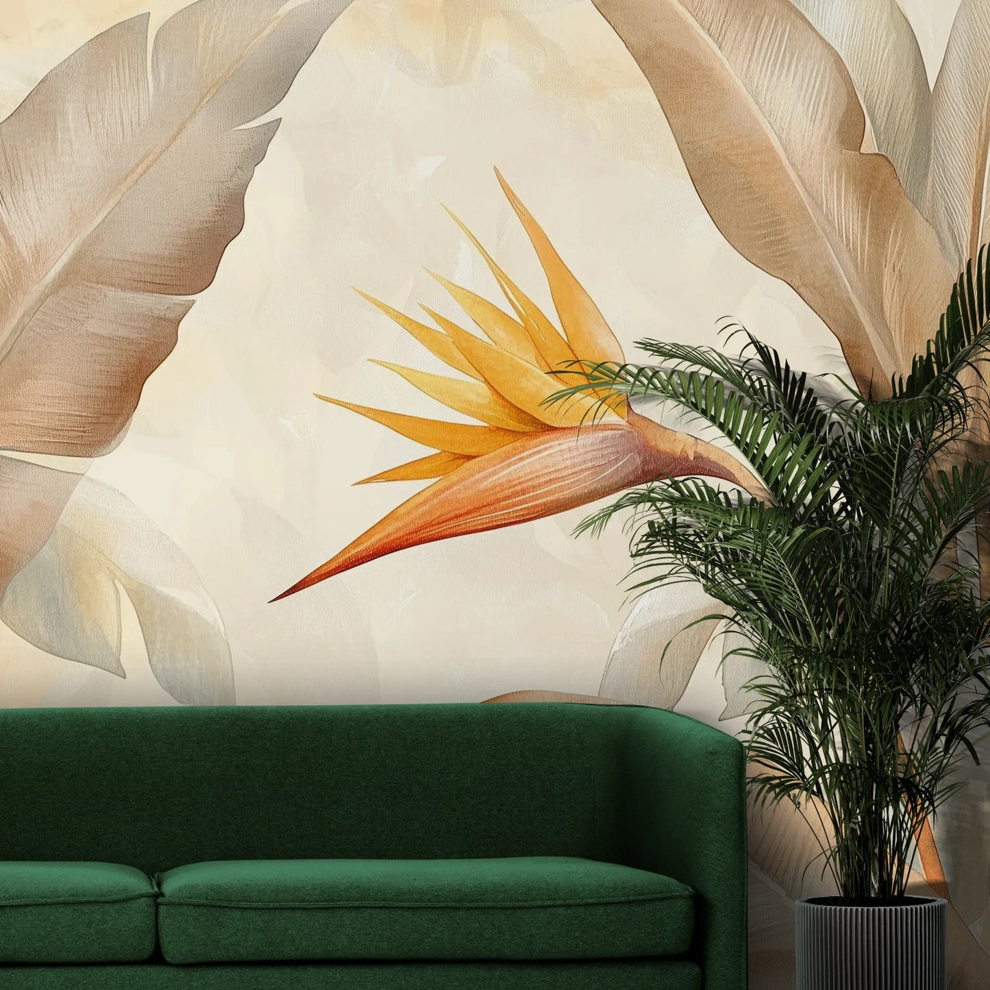 Fototapeta GOLDEN STRELITZIA - tapeta z tropikalną rajską ptasznicą w ciepłych beżach pokazana w aranżacji wnętrza z akcentem na ścianie.