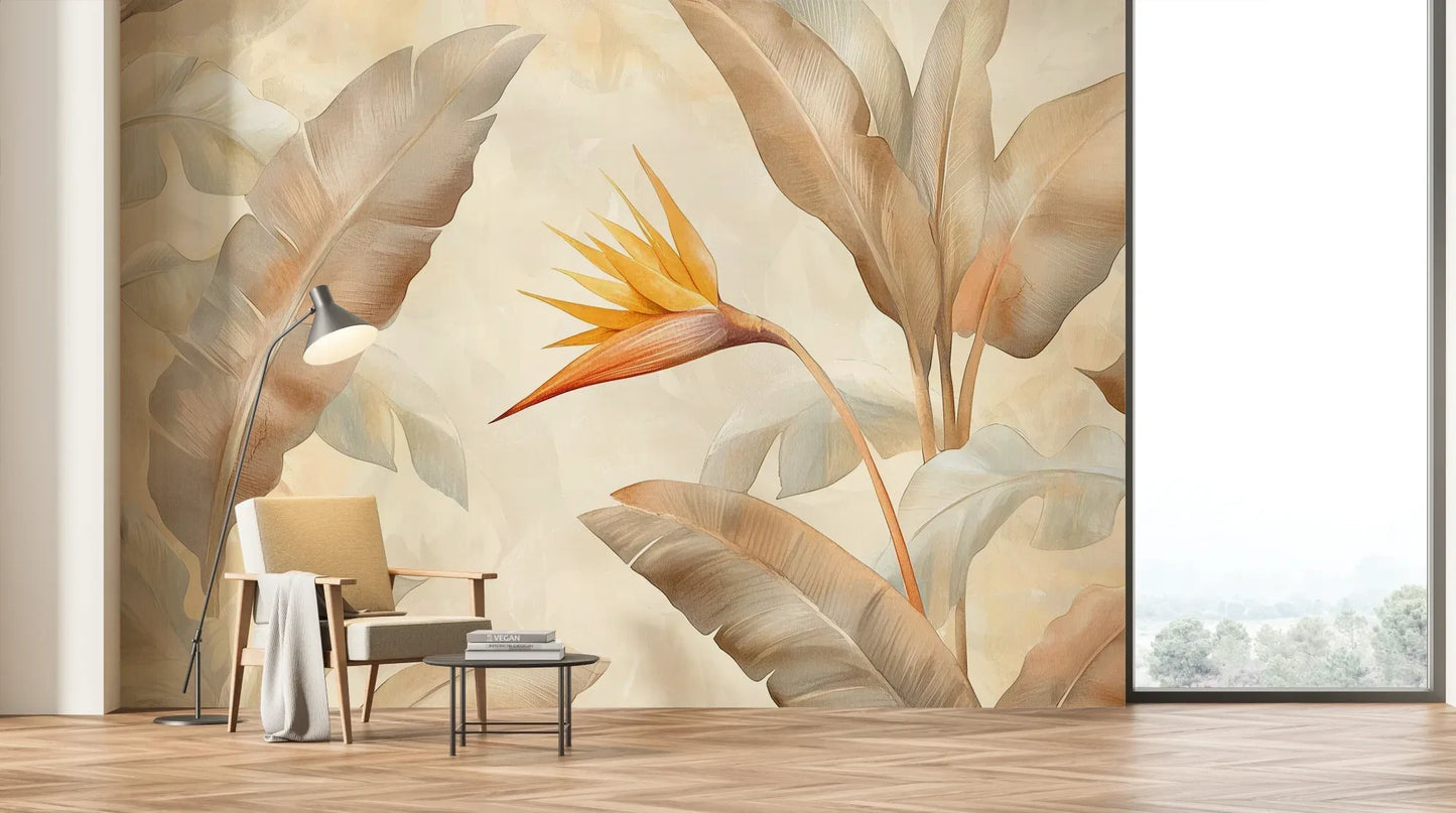Wzór fototapety GOLDEN STRELITZIA - tapeta z tropikalną rajską ptasznicą w ciepłych beżach pokazanej w aranżacji salonu.