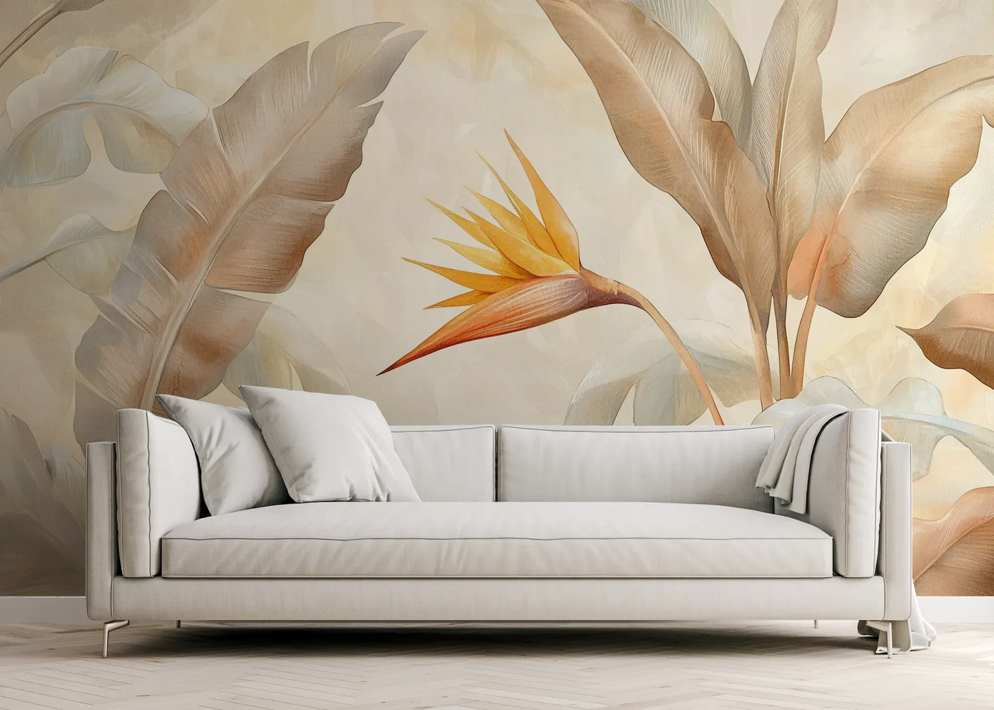 Wzór fototapety GOLDEN STRELITZIA - tapeta z tropikalną rajską ptasznicą w ciepłych beżach pokazanej w aranżacji salonu.