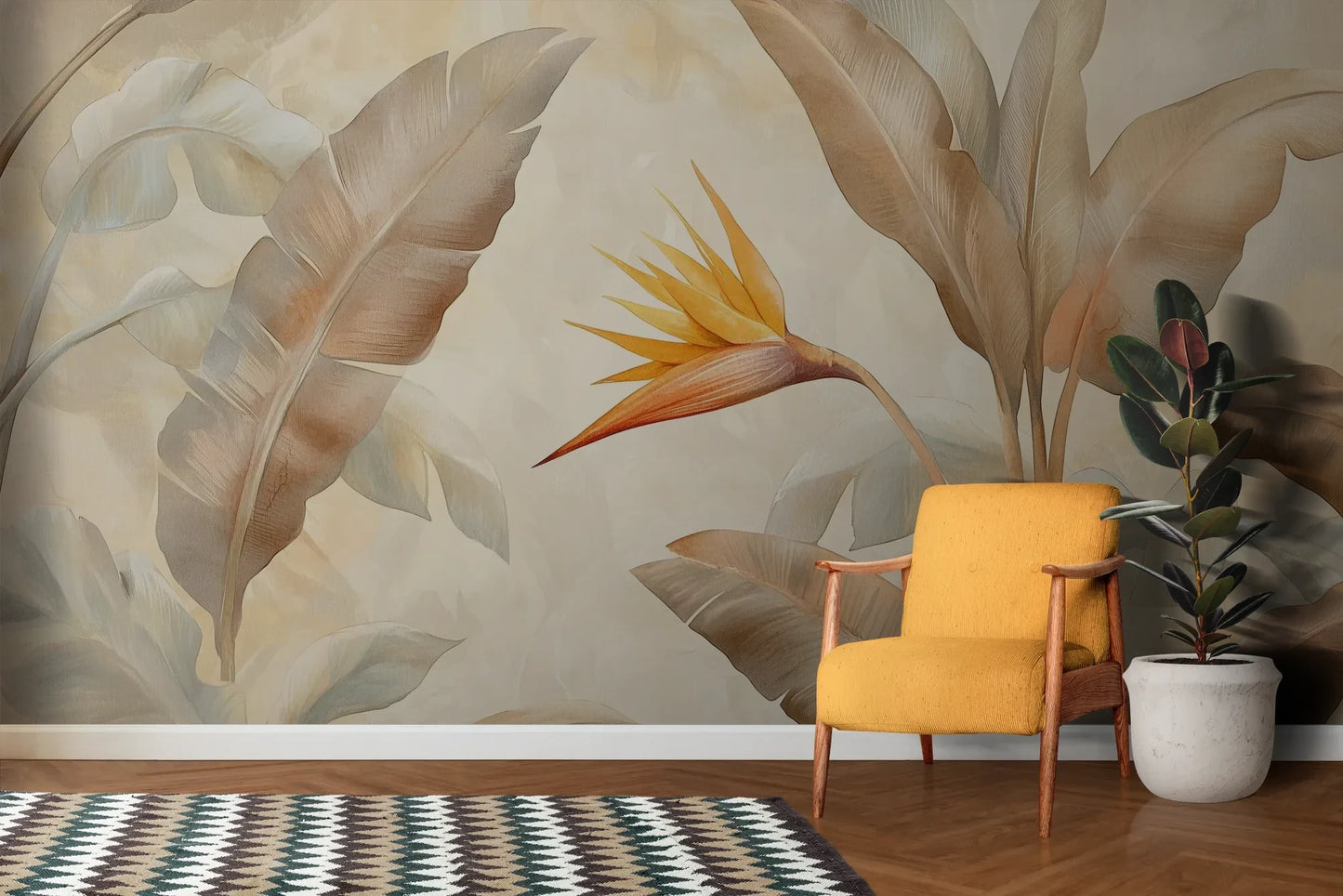Wzór fototapety GOLDEN STRELITZIA - tapeta z tropikalną rajską ptasznicą w ciepłych beżach pokazanej w aranżacji salonu.