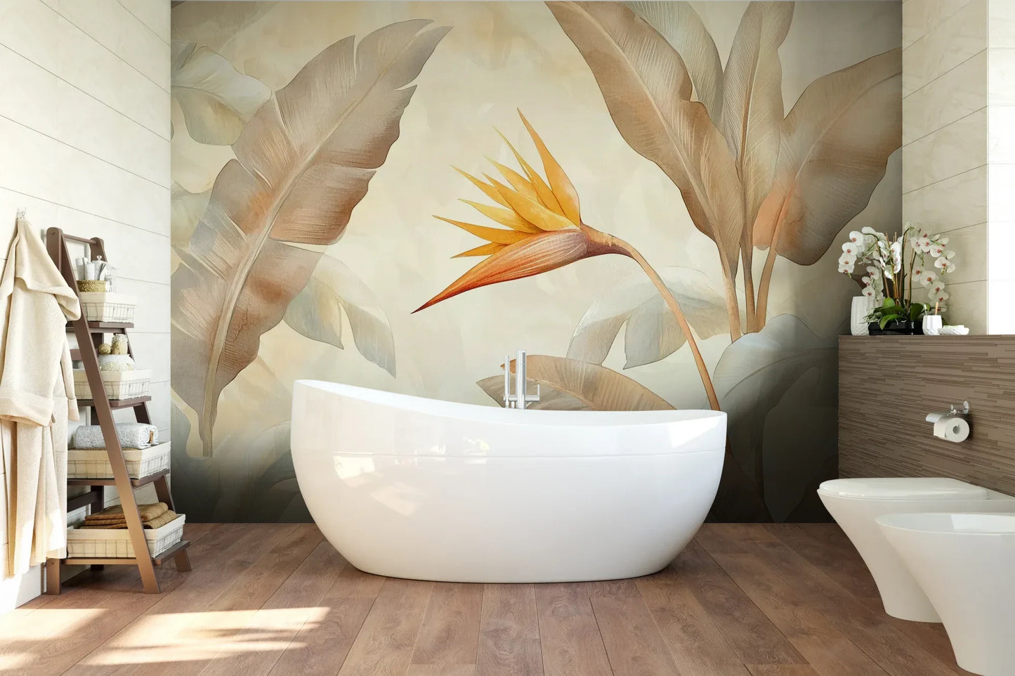 Wzór fototapety GOLDEN STRELITZIA - tapeta z tropikalną rajską ptasznicą w ciepłych beżach pokazanej w aranżacji łazienki.