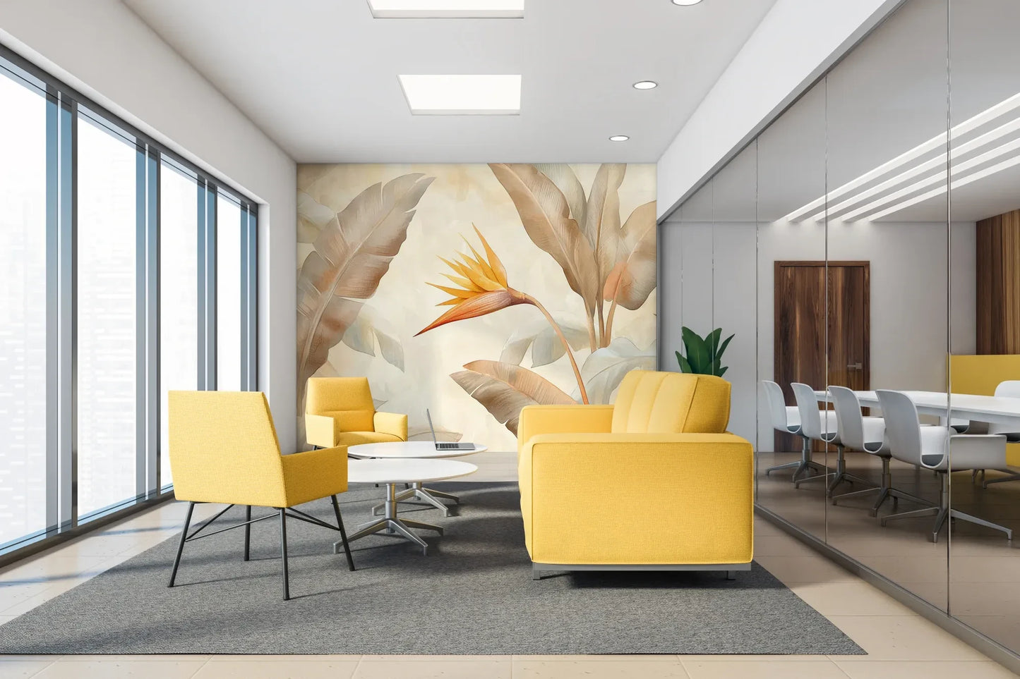Fototapeta GOLDEN STRELITZIA - tapeta z tropikalną rajską ptasznicą w ciepłych beżach w aranżacji wnętrza.