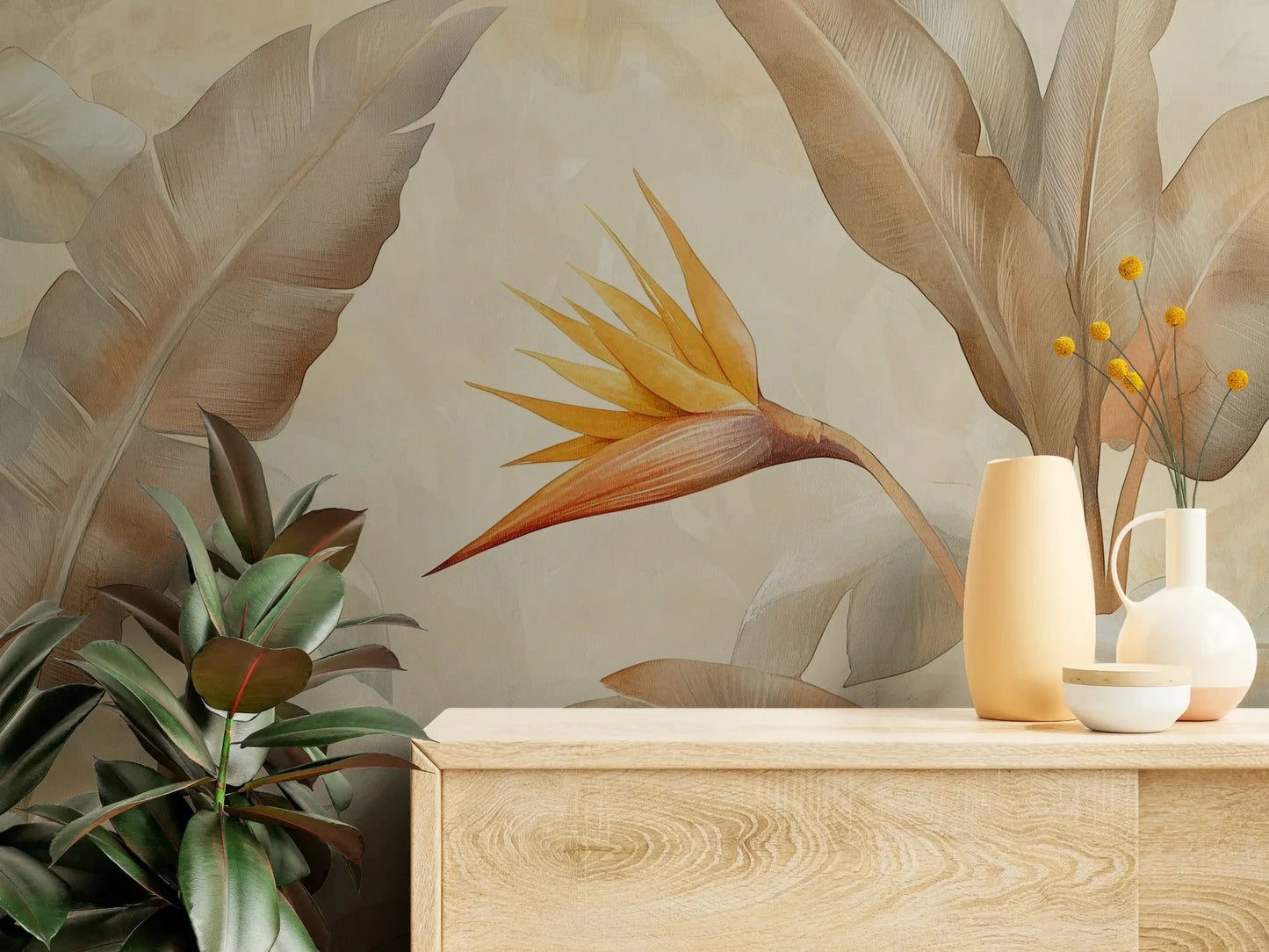 Fototapeta GOLDEN STRELITZIA - tapeta z tropikalną rajską ptasznicą w ciepłych beżach pokazana w aranżacji wnętrza z akcentem na ścianie.
