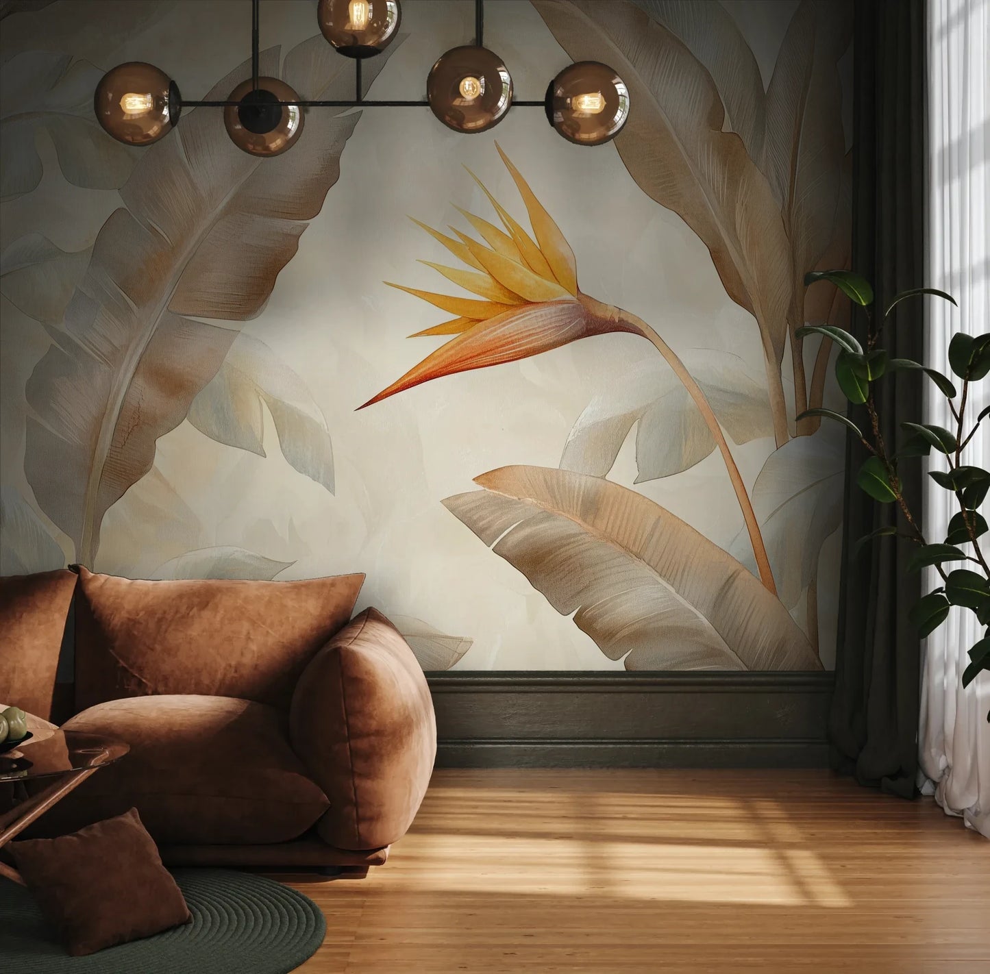 Fototapeta GOLDEN STRELITZIA - tapeta z tropikalną rajską ptasznicą w ciepłych beżach pokazana w aranżacji wnętrza z akcentem na ścianie.