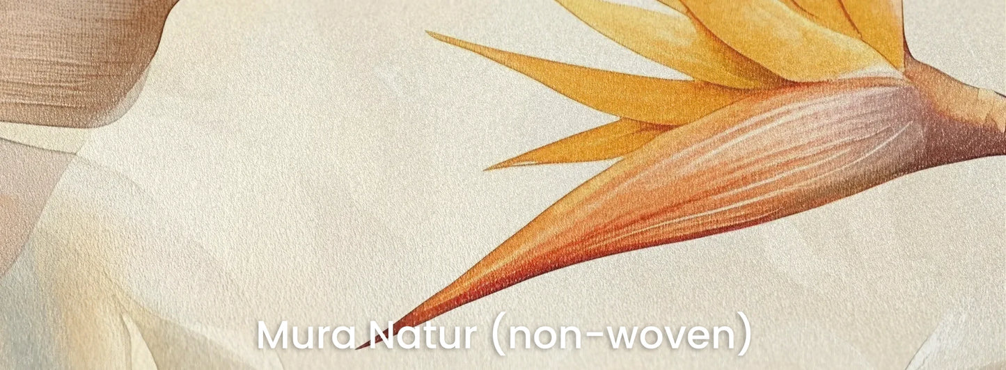 Zbliżenie na fototapetę GOLDEN STRELITZIA - tapeta z tropikalną rajską ptasznicą w ciepłych beżach na naturalnym podłożu ekologicznym.