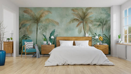 Wzór fototapety PALM MIRAGE AURORA - tapeta z tropikalną mglistą dżunglą pokazanej w aranżacji sypialni.
