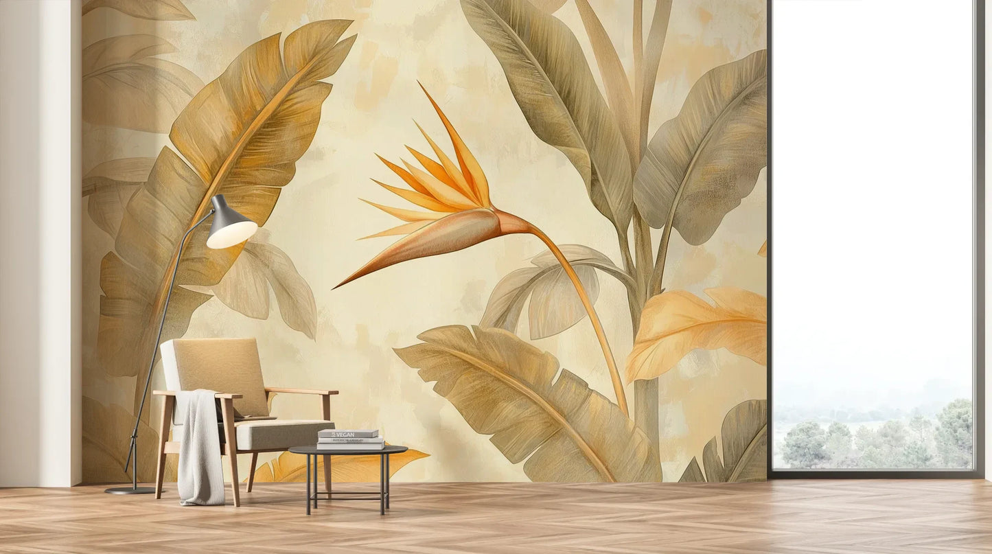Wzór fototapety GOLDEN PARADISE - tapeta z tropikalnymi liśćmi i kwiatem strelicji pokazanej w aranżacji salonu.